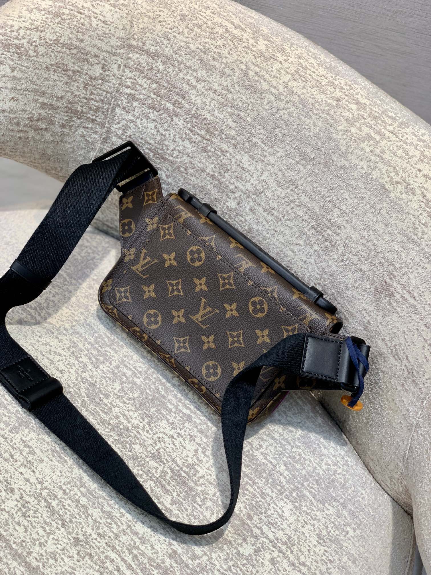 Louis Vuitton S Lock Sling -21*15*4CM
