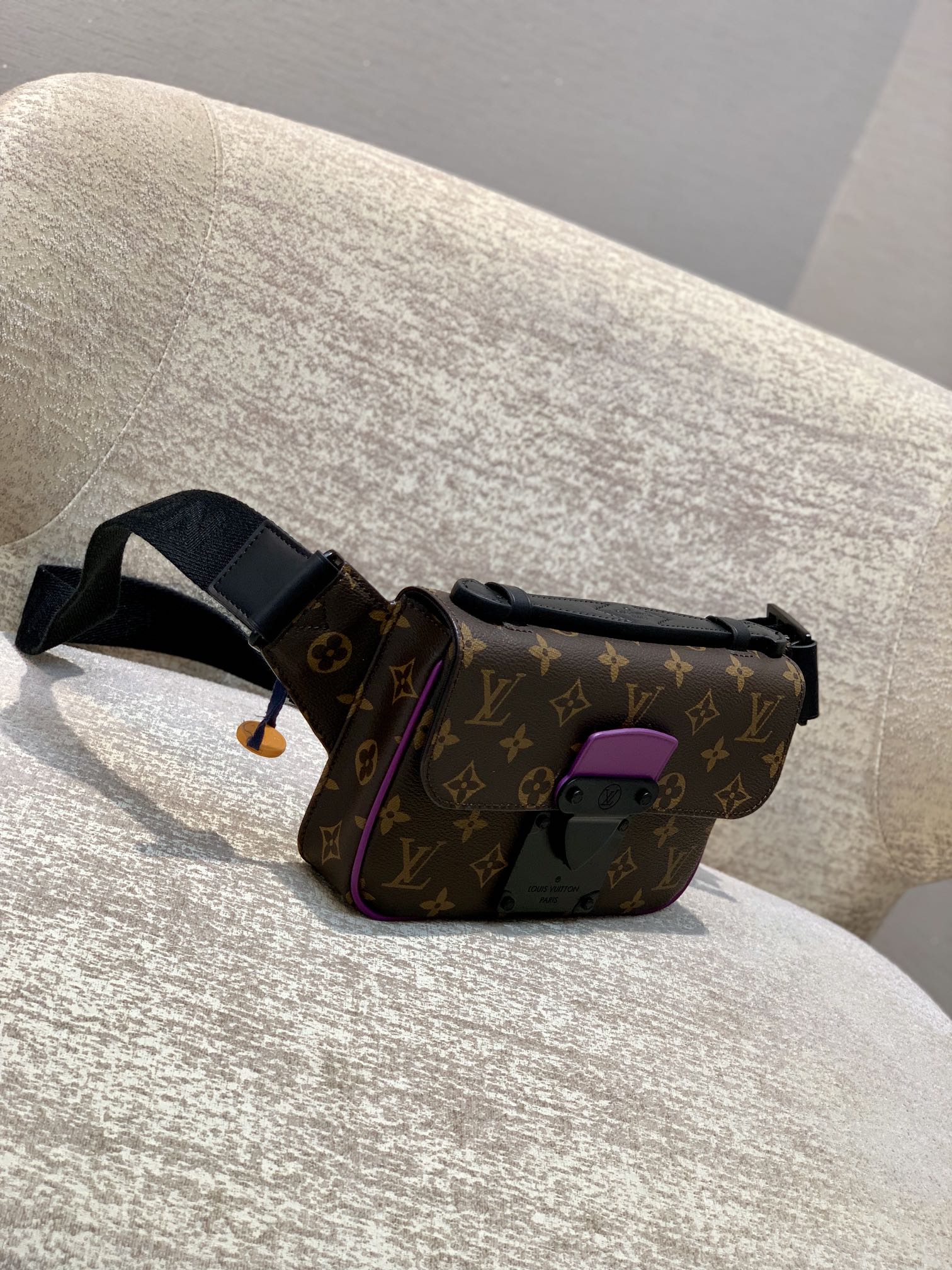 Louis Vuitton S Lock Sling -21*15*4CM