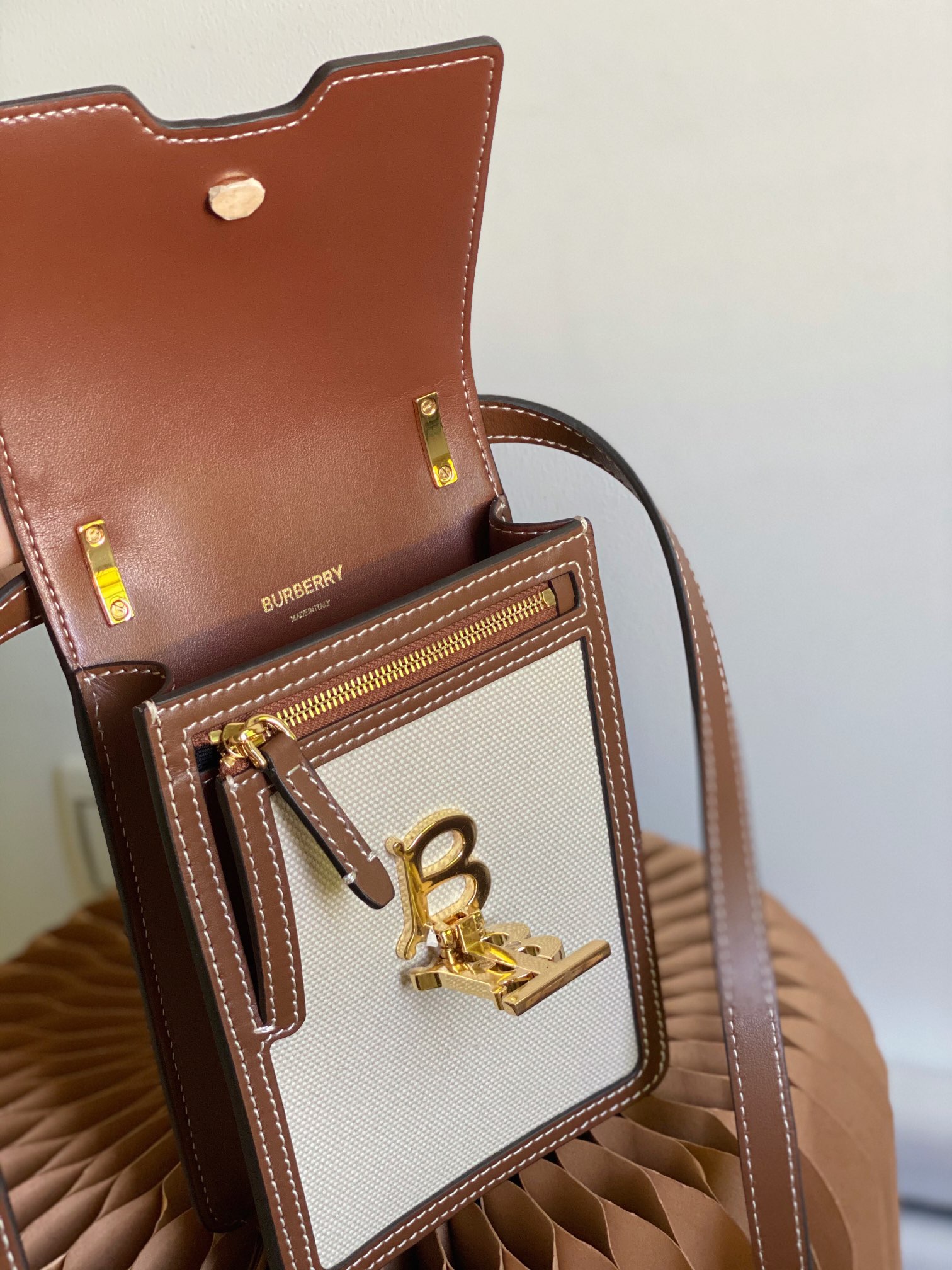 Burberry Robin Bag-13.5 x 4.5 x 19CM