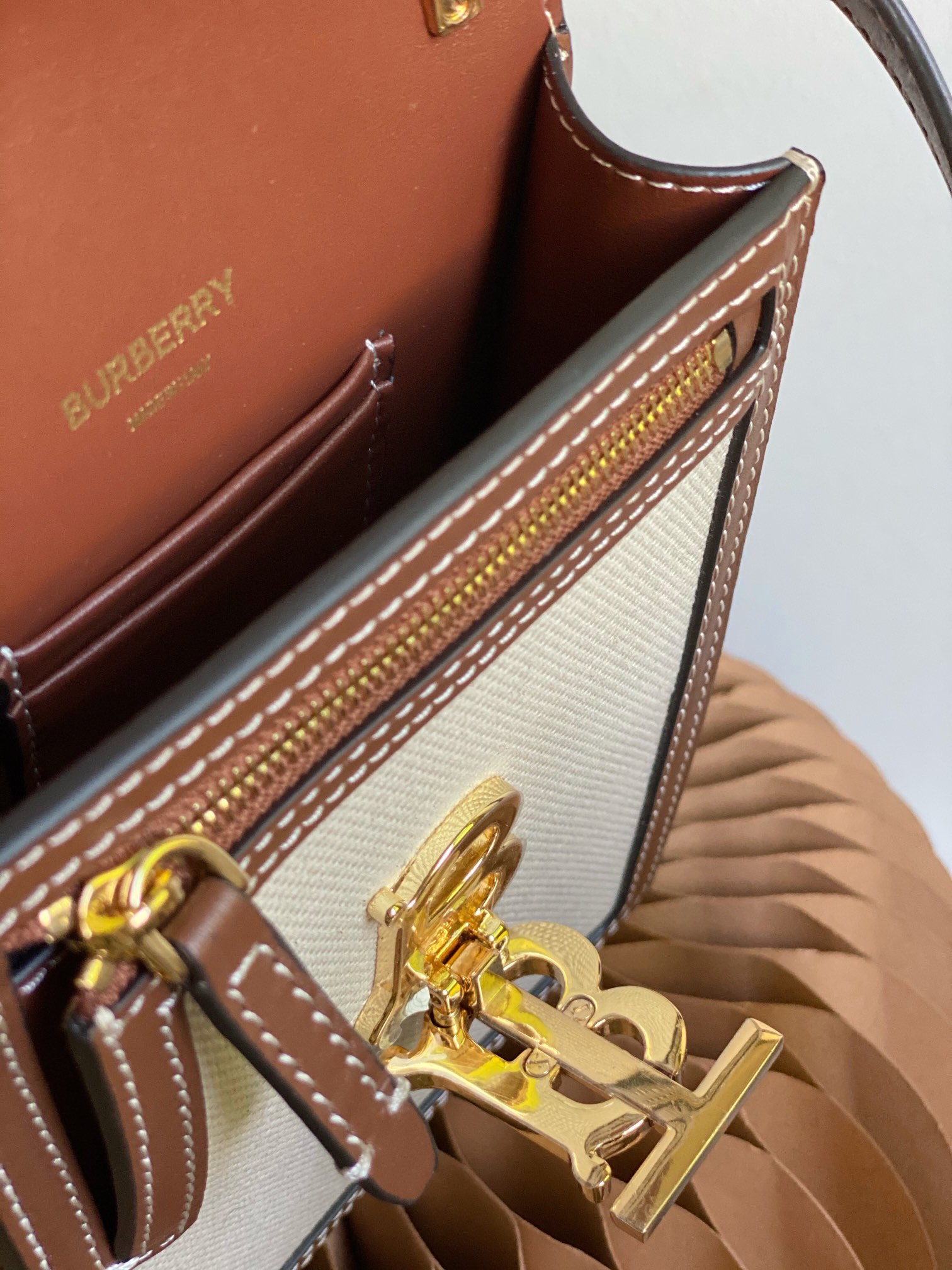 Burberry Robin Bag-13.5 x 4.5 x 19CM