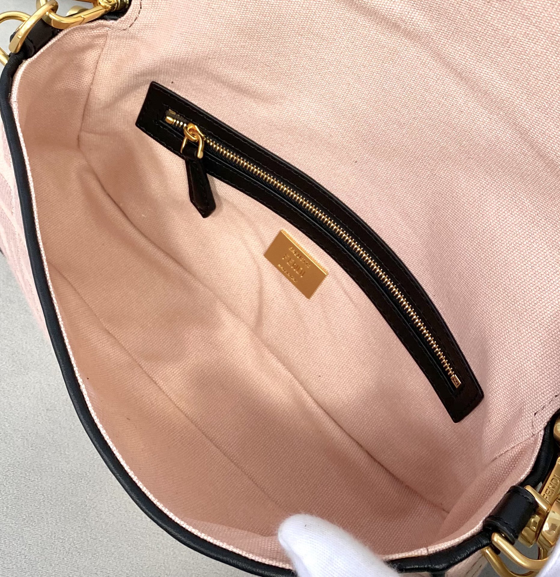 Fendi Medium Baguette Bag-26x15x4CM