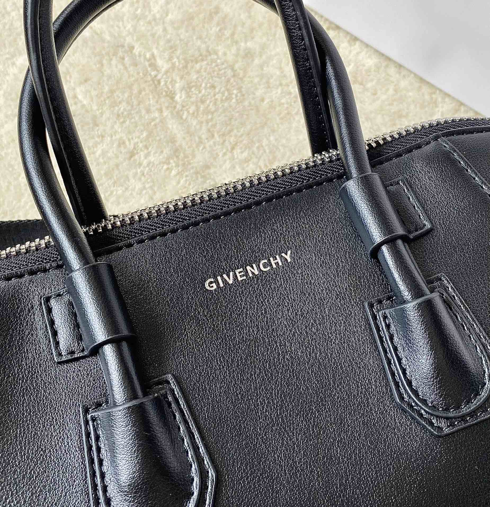 Gienvchy Antigona Sport -22*5*18CM