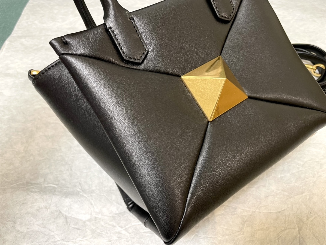 Valentino Garavani Onestud-18.5 x15x11CM