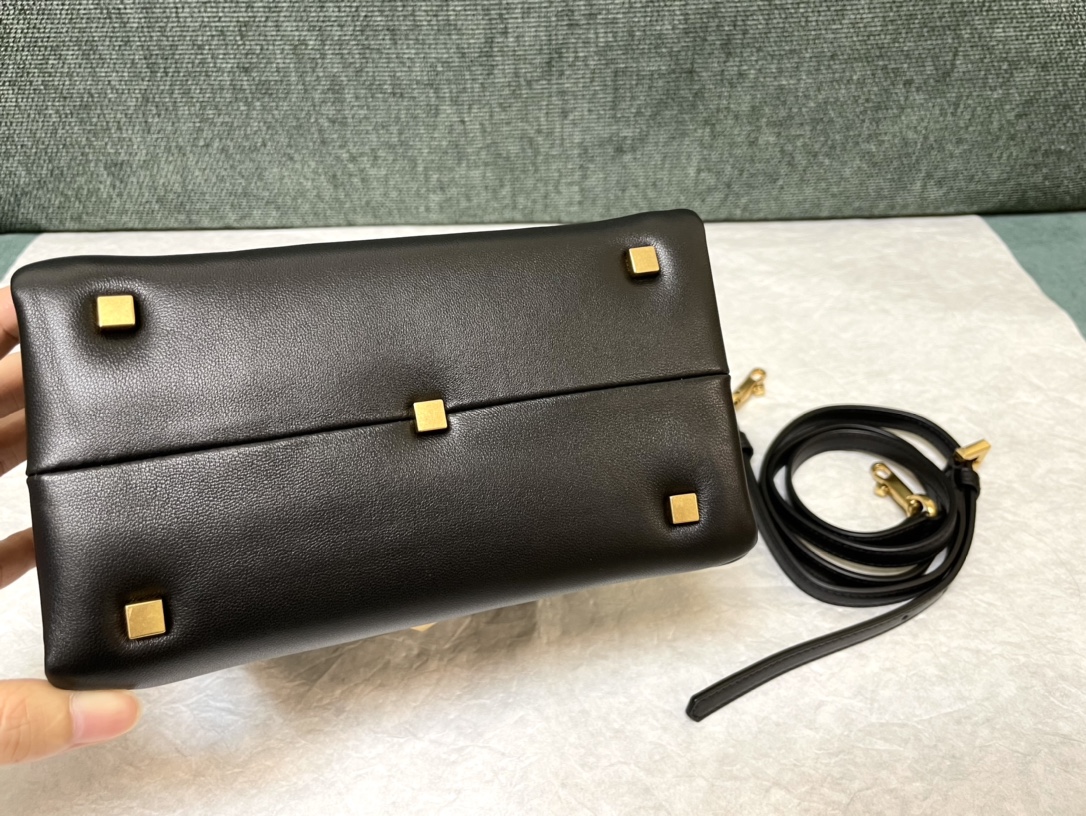 Valentino Garavani Onestud-18.5 x15x11CM