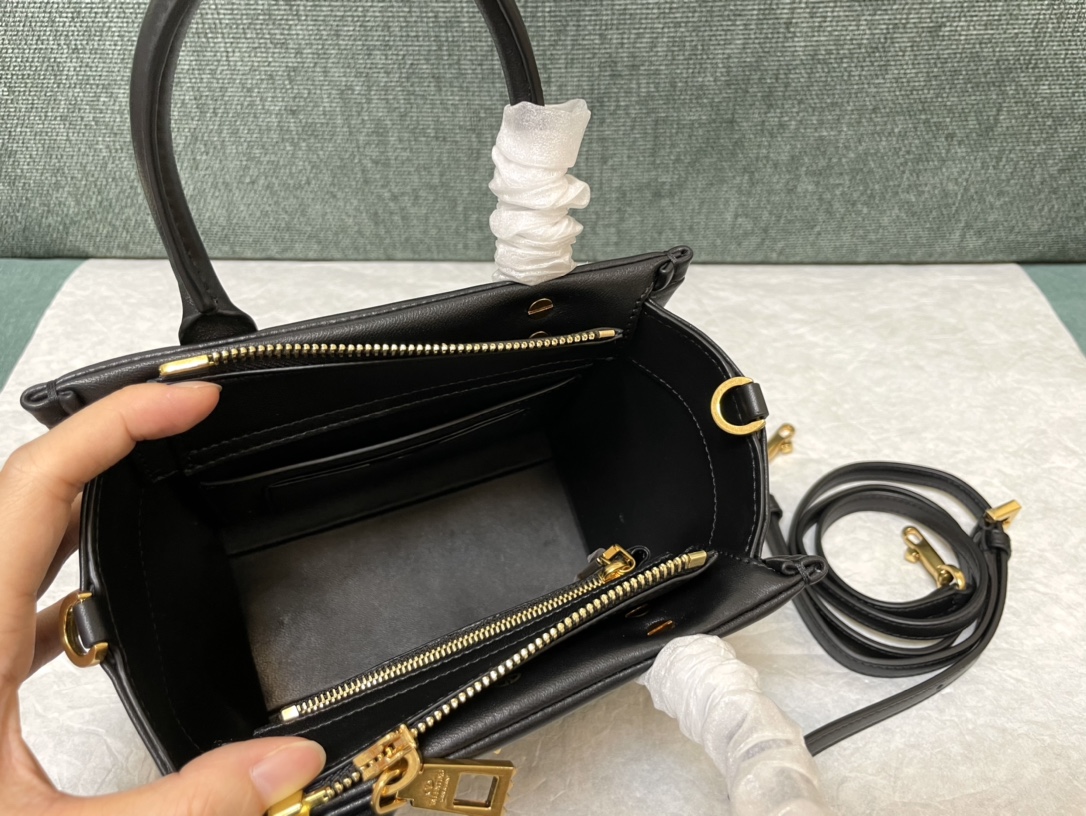Valentino Garavani Onestud-18.5 x15x11CM