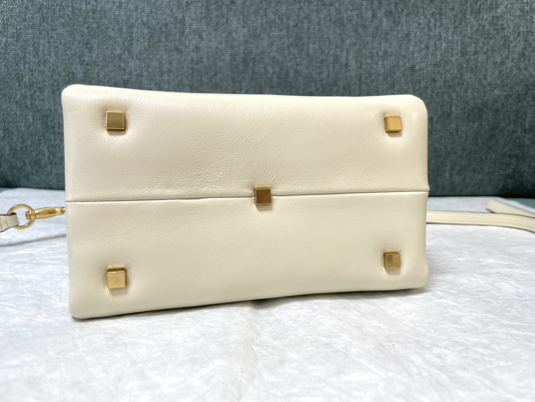Valentino Garavani Onestud-18.5 x15x11CM