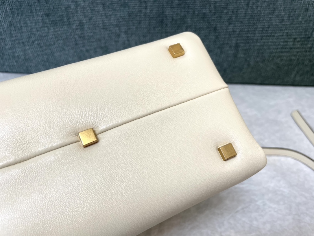 Valentino Garavani Onestud-18.5 x15x11CM