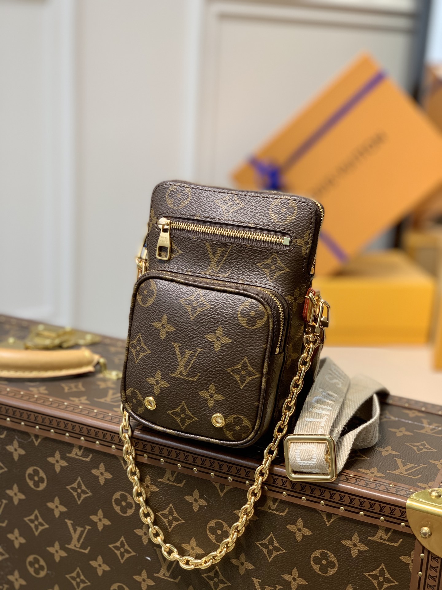 Louis Vuitton Utility Phone Pocket – 16*19*6CM