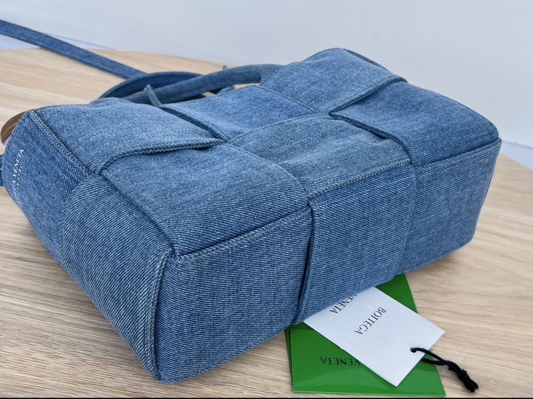 Bottega Arco Tote-25x16x8CM