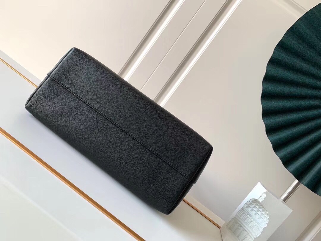 Louis Vuitton Lock Me Hobo-29.5*34*16CM Louis Vuitton Lock Me Hobo-29.5*34*16CM