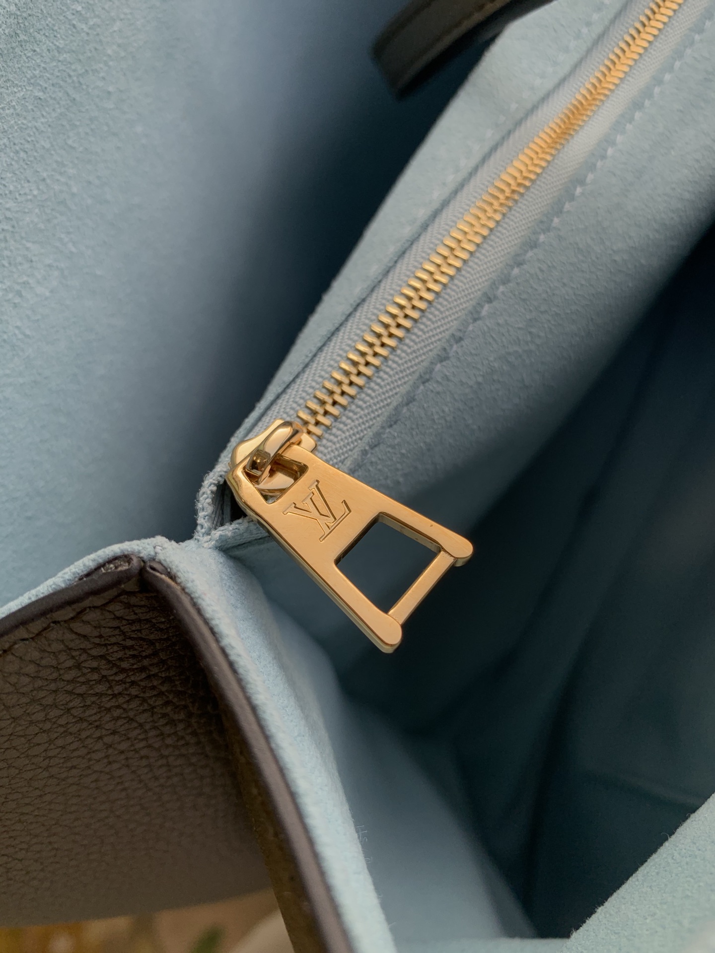 Louis Vuitton Lockme Handbags M57345-42*28*15CM