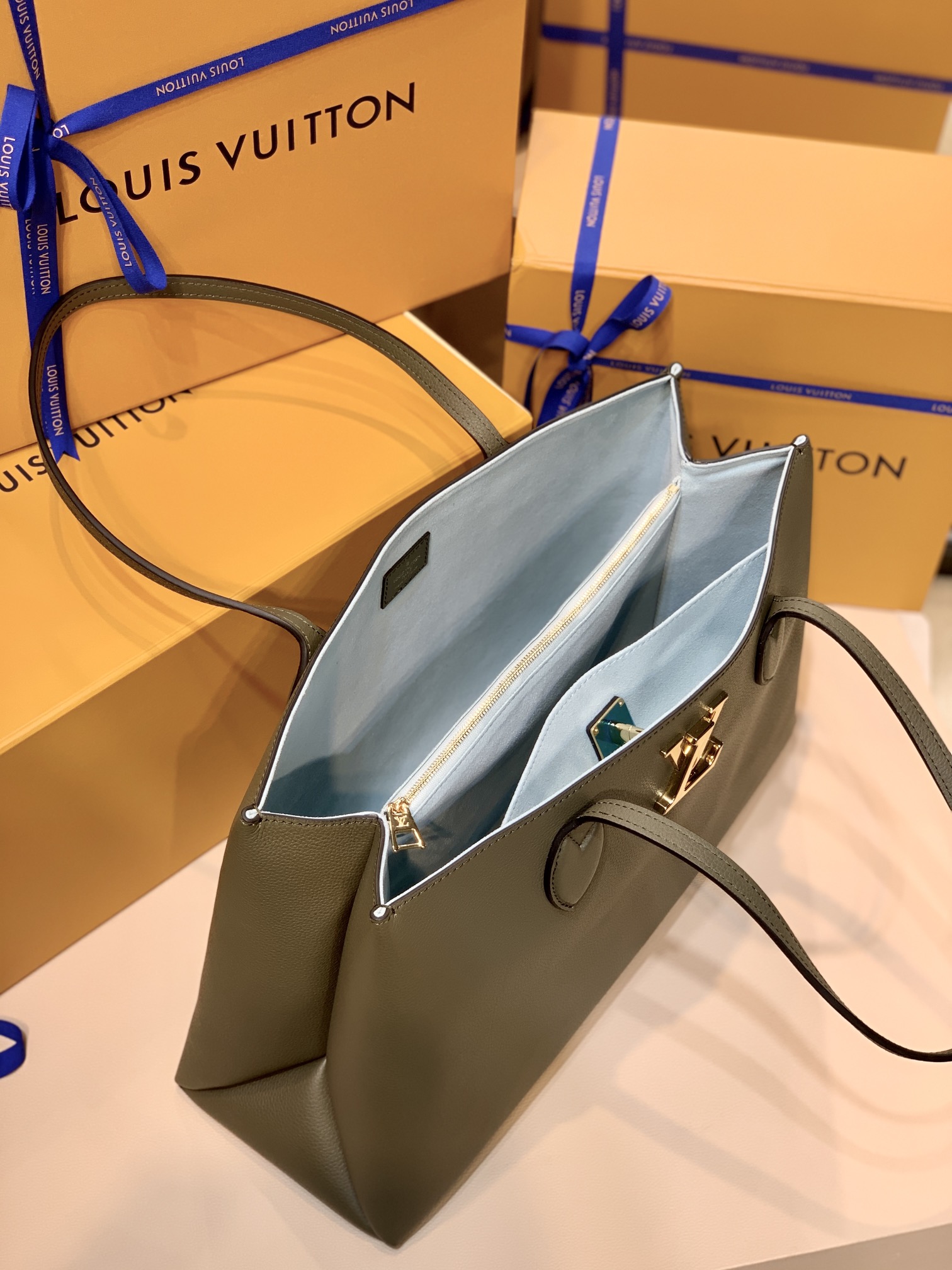 Louis Vuitton Lockme Handbags M57345-42*28*15CM Louis Vuitton Lockme Handbags M57345-42*28*15CM