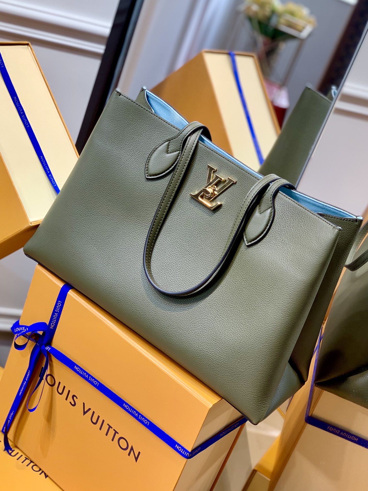 Louis Vuitton Lockme Handbags M57345-42*28*15CM