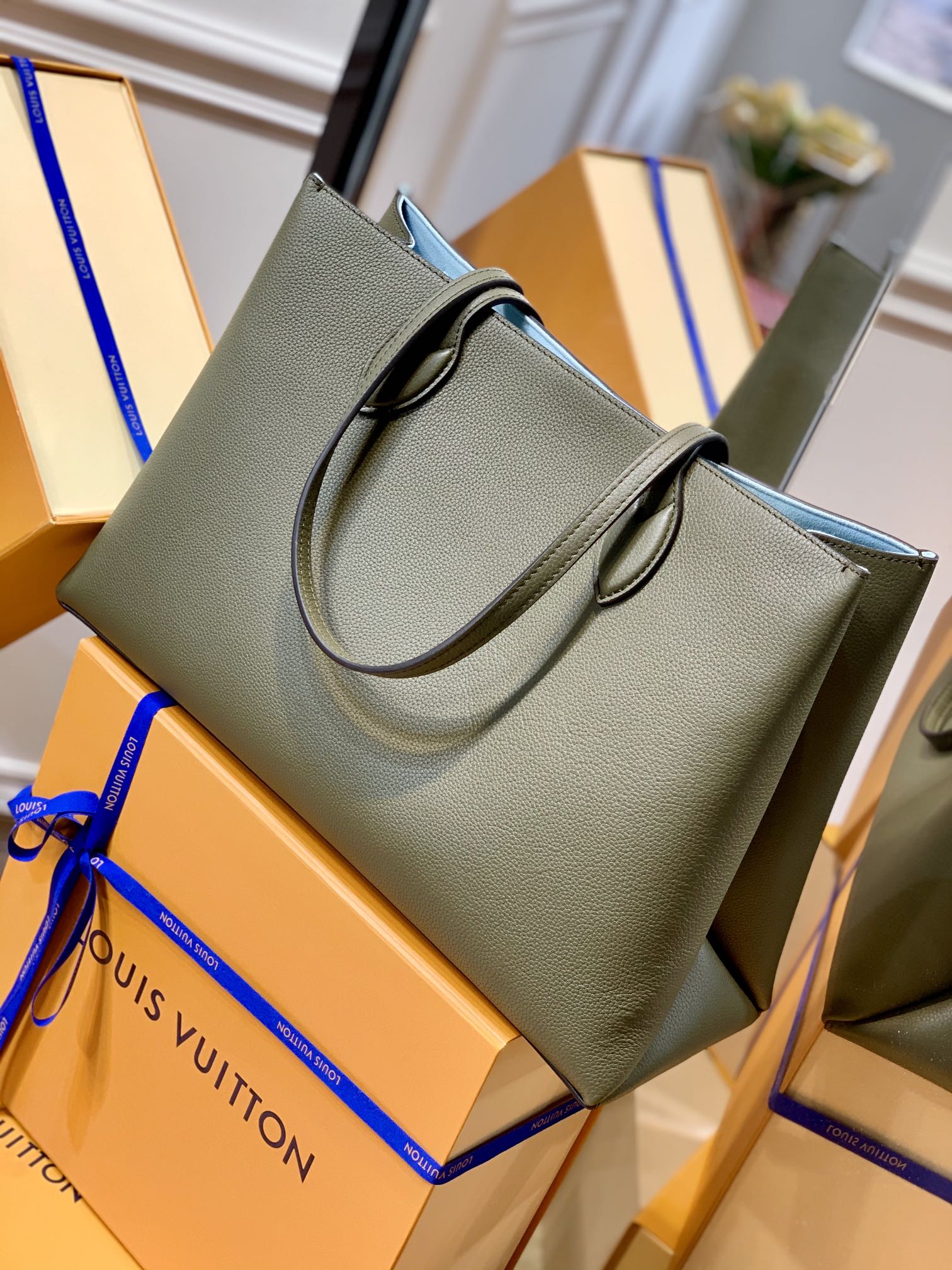 Louis Vuitton Lockme Handbags M57345-42*28*15CM Louis Vuitton Lockme Handbags M57345-42*28*15CM