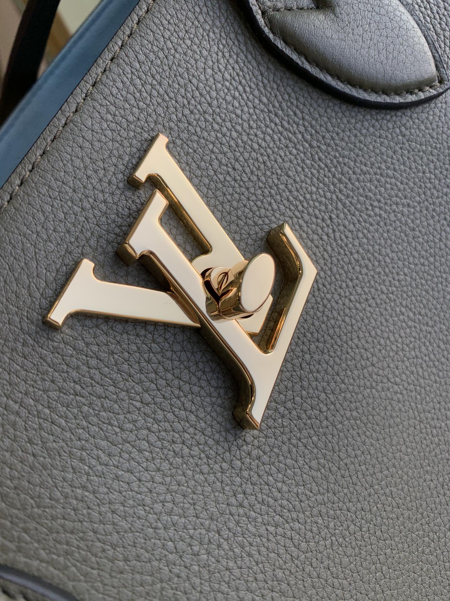 Louis Vuitton Lockme Handbags M57345-42*28*15CM Louis Vuitton Lockme Handbags M57345-42*28*15CM