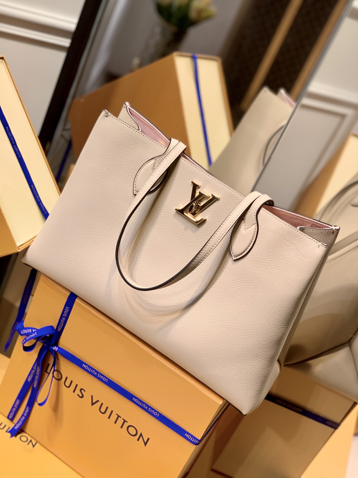 Louis Vuitton Lockme Handbags M57345-42*28*15CM