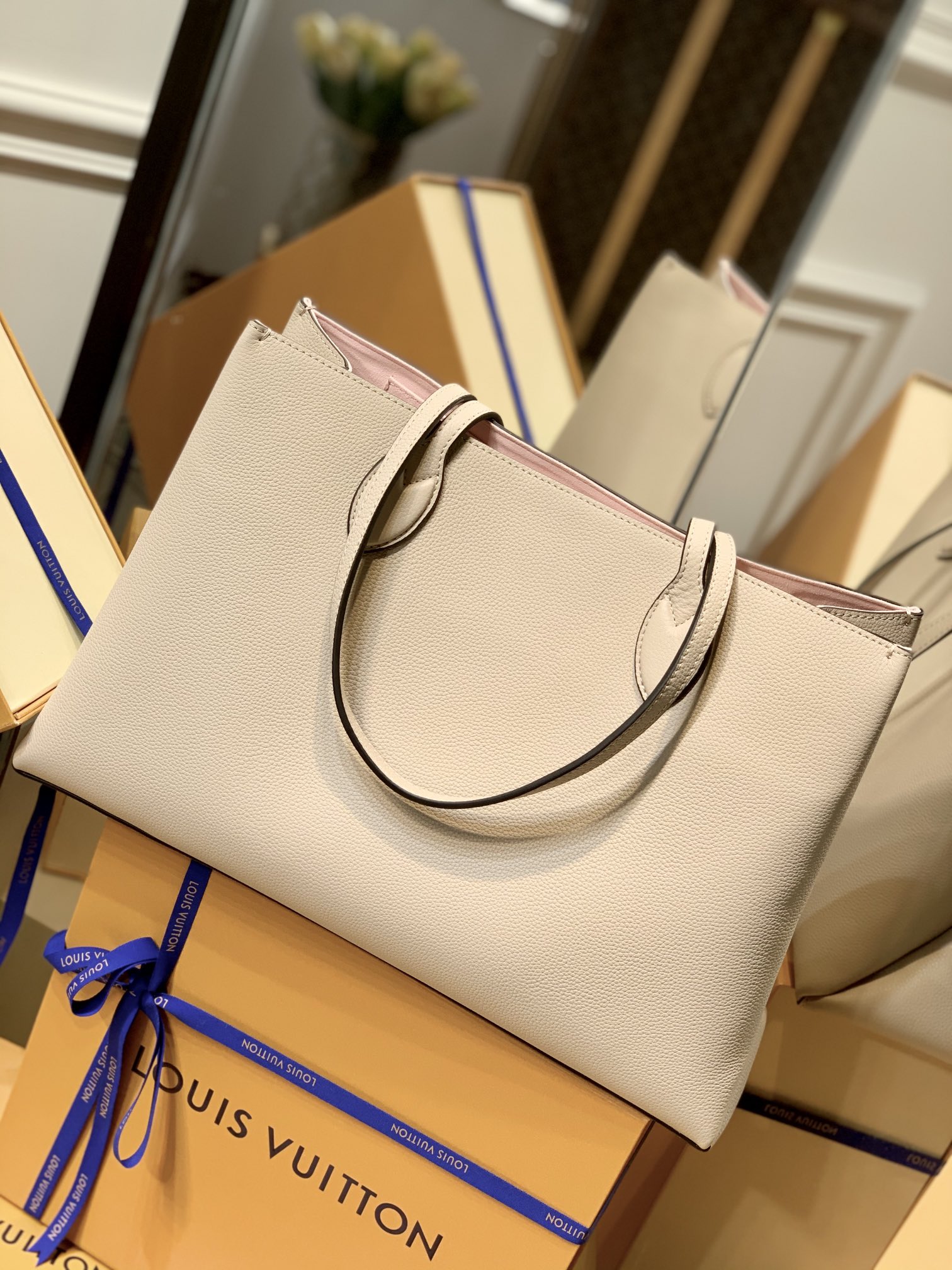 Louis Vuitton Lockme Handbags M57345-42*28*15CM Louis Vuitton Lockme Handbags M57345-42*28*15CM