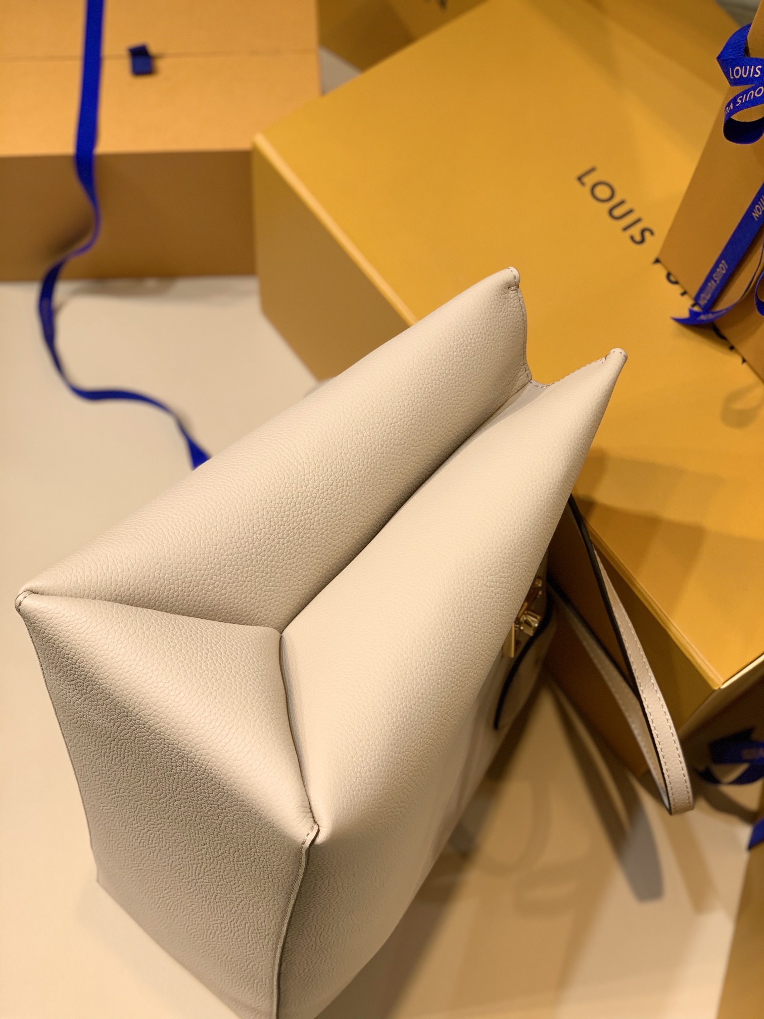 Louis Vuitton Lockme Handbags M57345-42*28*15CM Louis Vuitton Lockme Handbags M57345-42*28*15CM