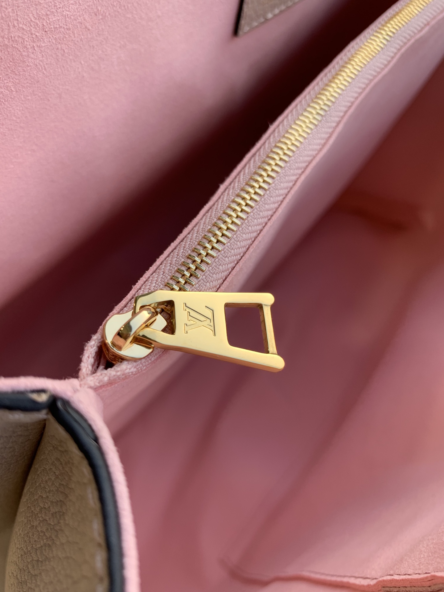 Louis Vuitton Lockme Handbags M57345-42*28*15CM Louis Vuitton Lockme Handbags M57345-42*28*15CM
