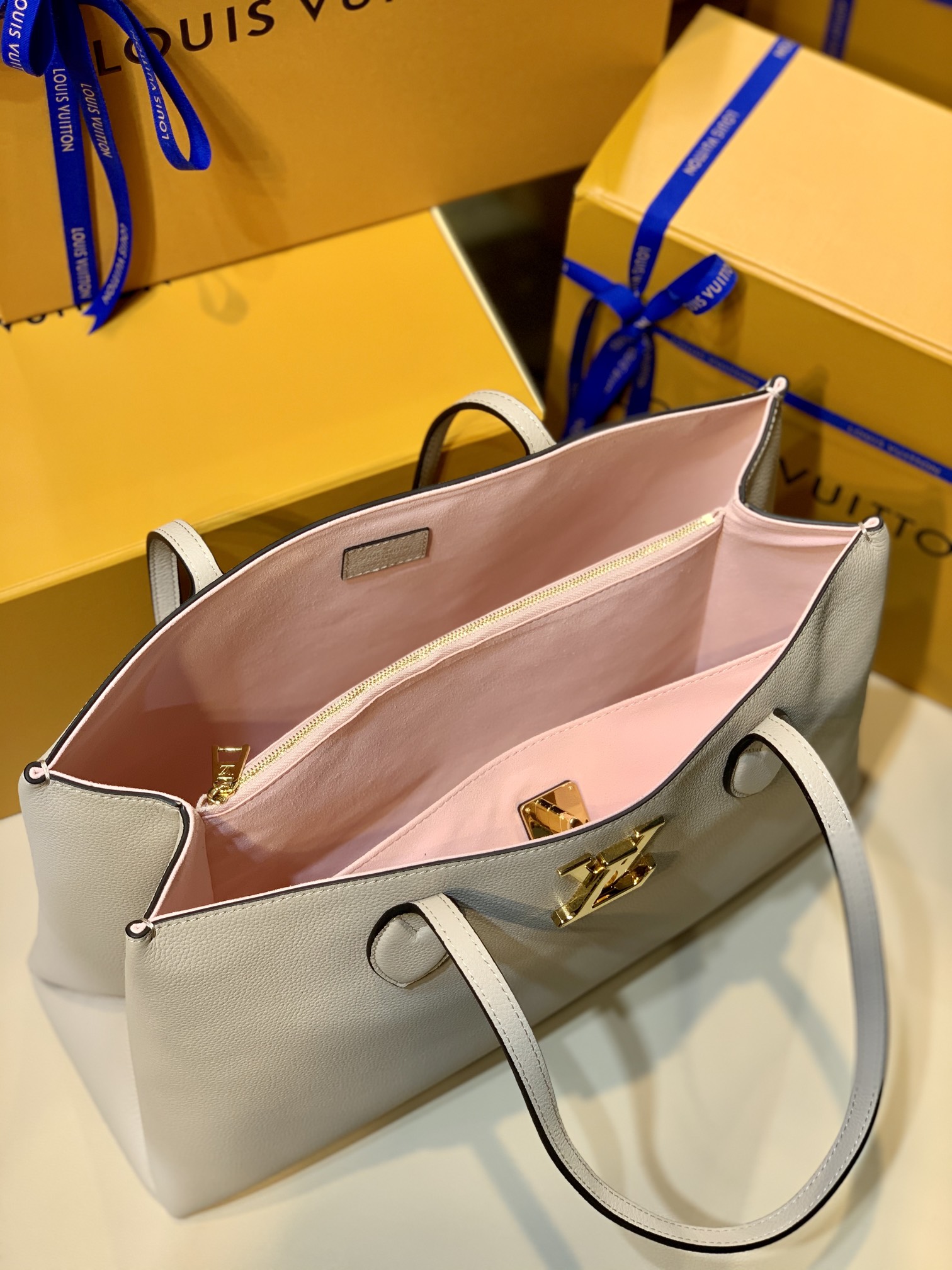 Louis Vuitton Lockme Handbags M57345-42*28*15CM Louis Vuitton Lockme Handbags M57345-42*28*15CM
