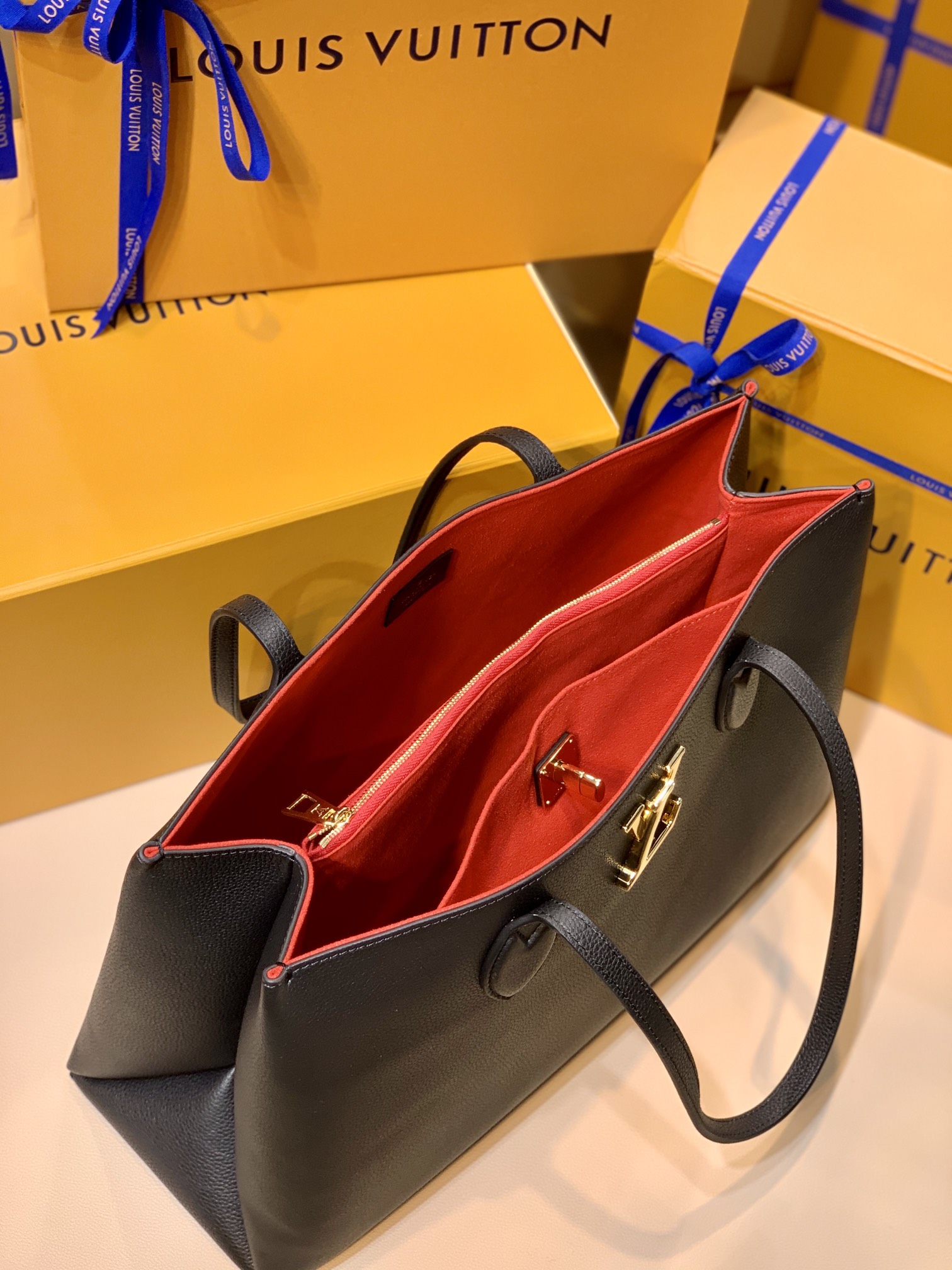 Louis Vuitton Lockme Handbags M57345-42*28*15CM Louis Vuitton Lockme Handbags M57345-42*28*15CM