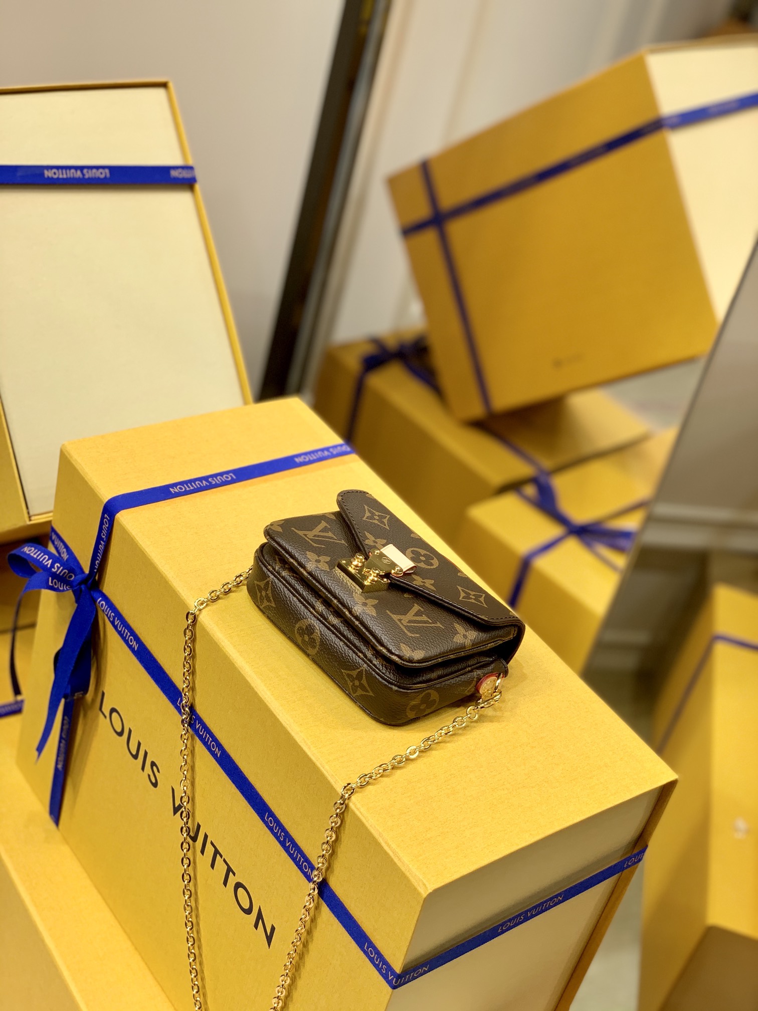 Louis Vuitton Micro Metis Handbags-14*11* 3.5 CM