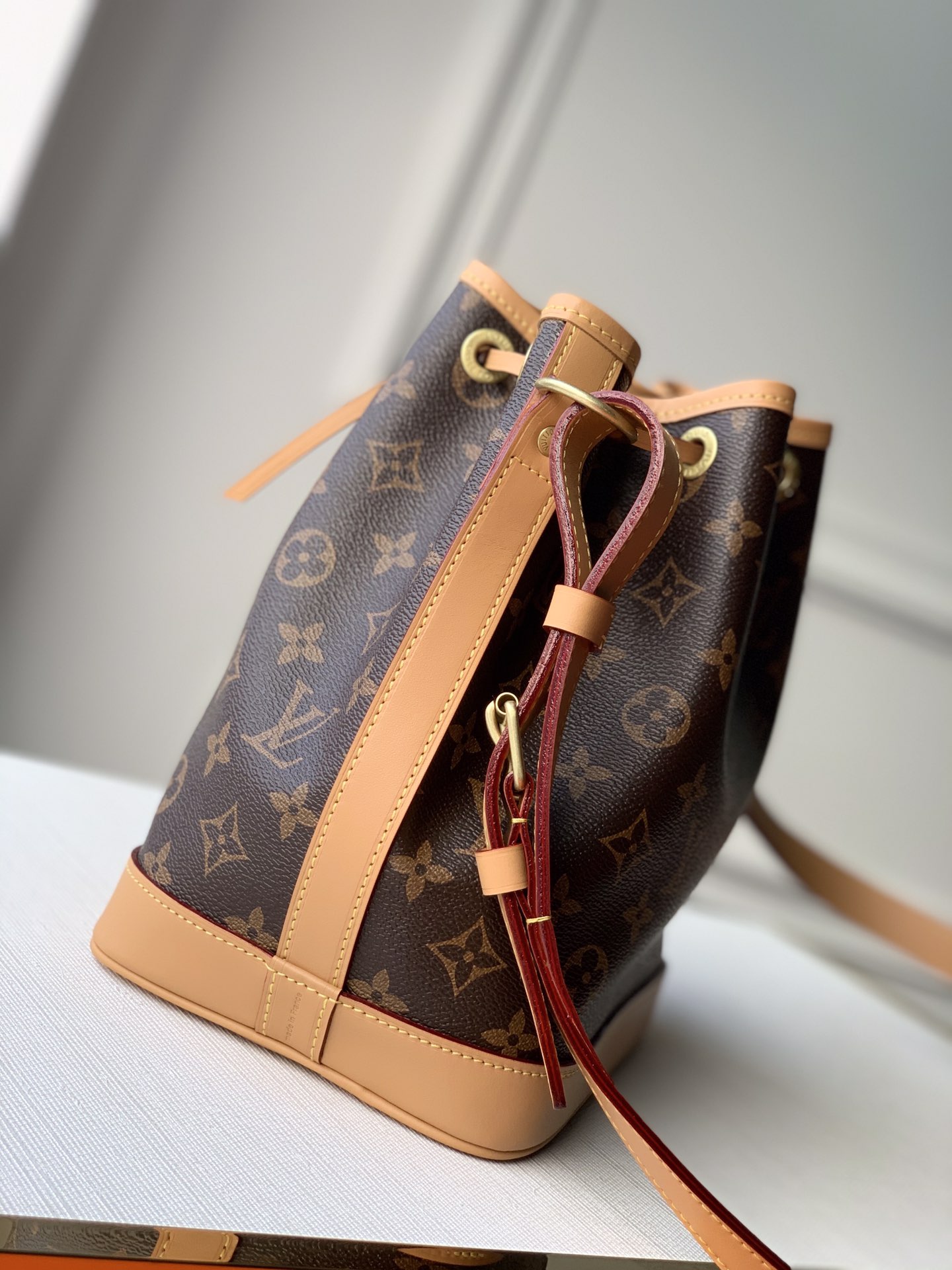 Louis Vuitton NéoNoé Bucket Bag -24 x 22 x 15CM