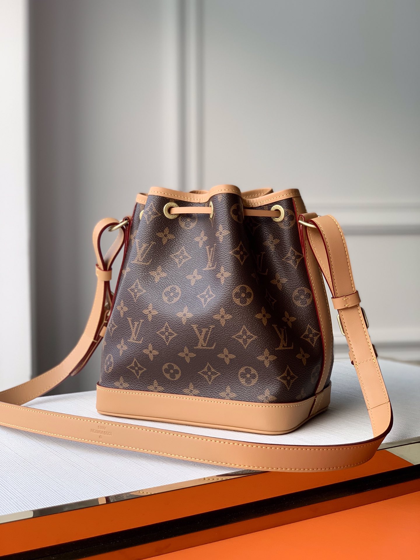 Louis Vuitton NéoNoé Bucket Bag -24 x 22 x 15CM