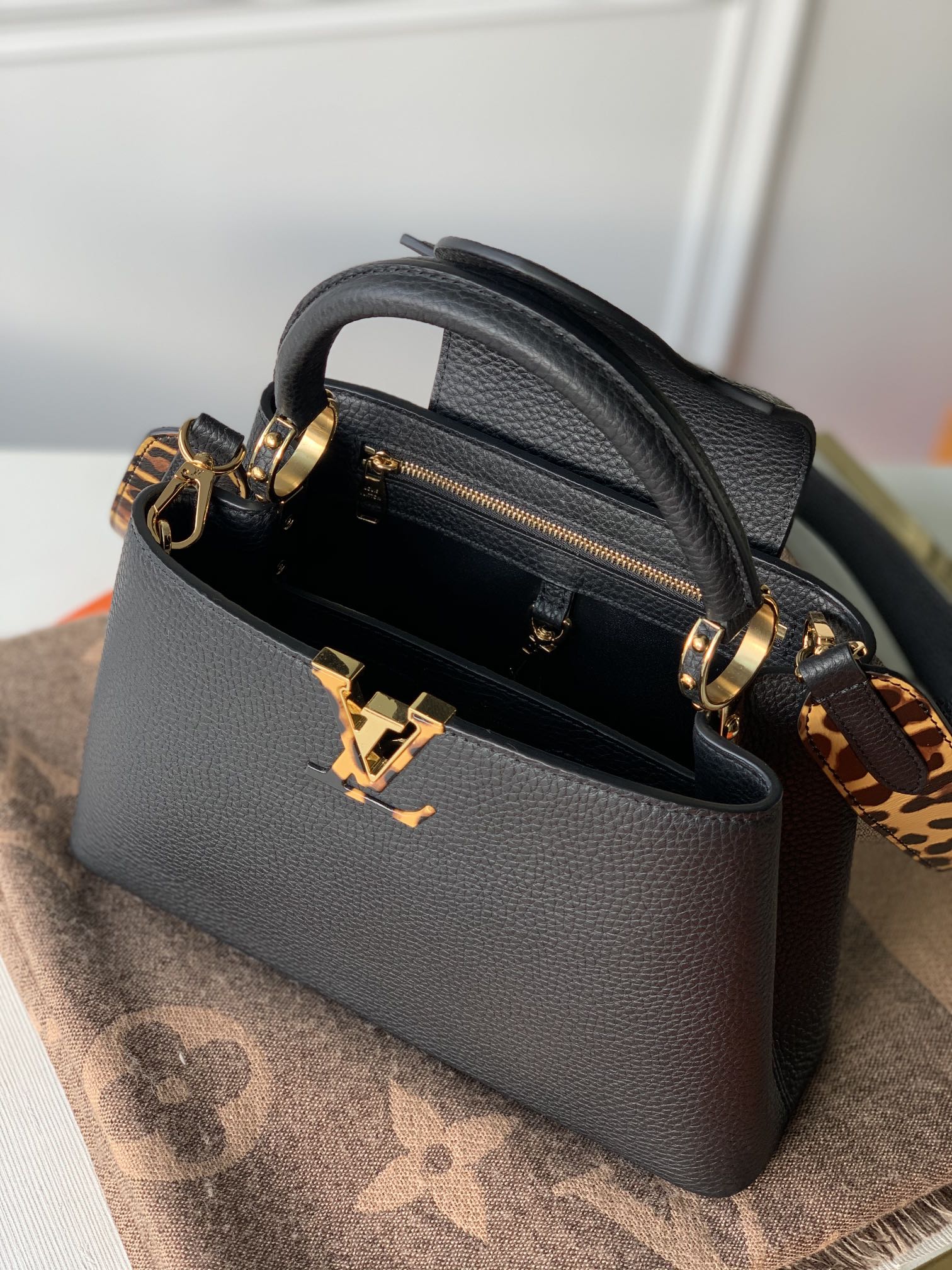 Louis Vuitton Capucines Bag-27*18*9CM