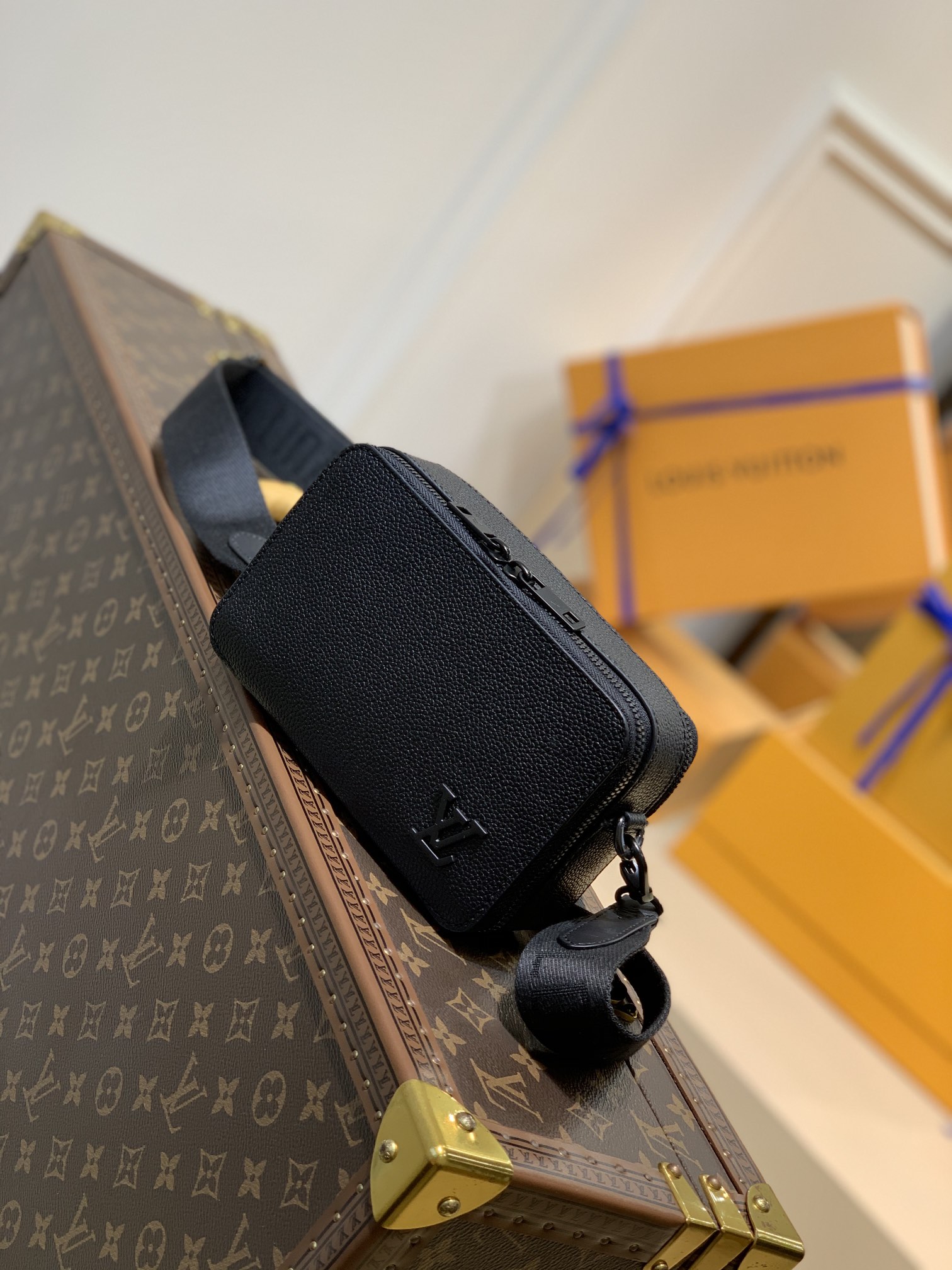 Louis Vuitton Alpha Wearable Bag-M59161-18.5 x 11 x 6.5CM