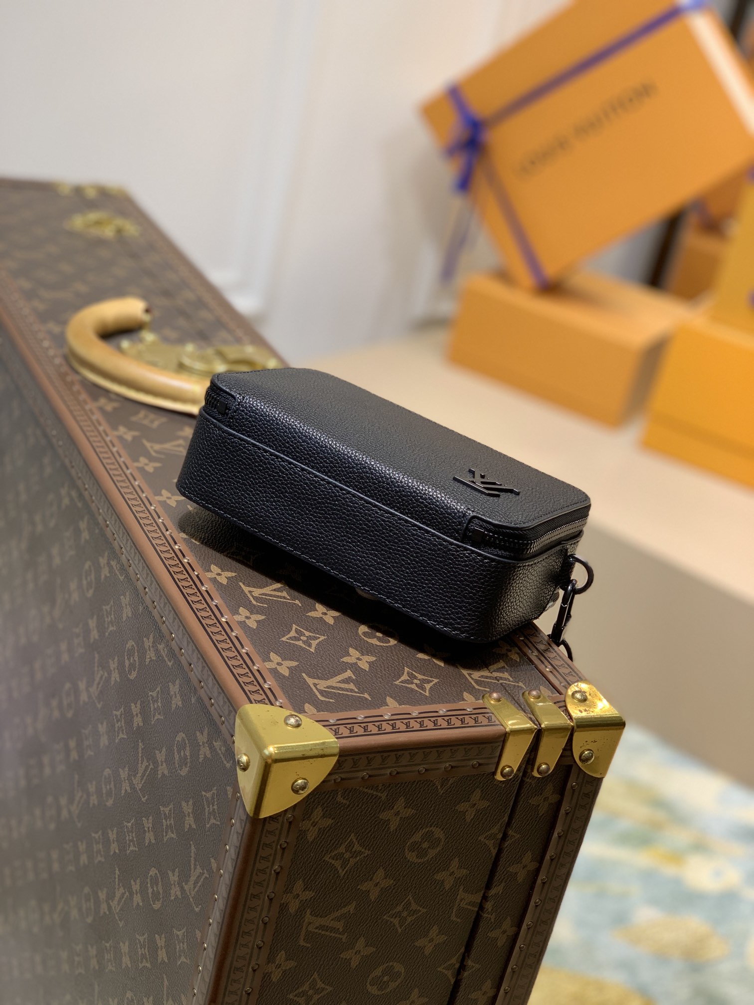 Louis Vuitton Alpha Wearable Bag-M59161-18.5 x 11 x 6.5CM