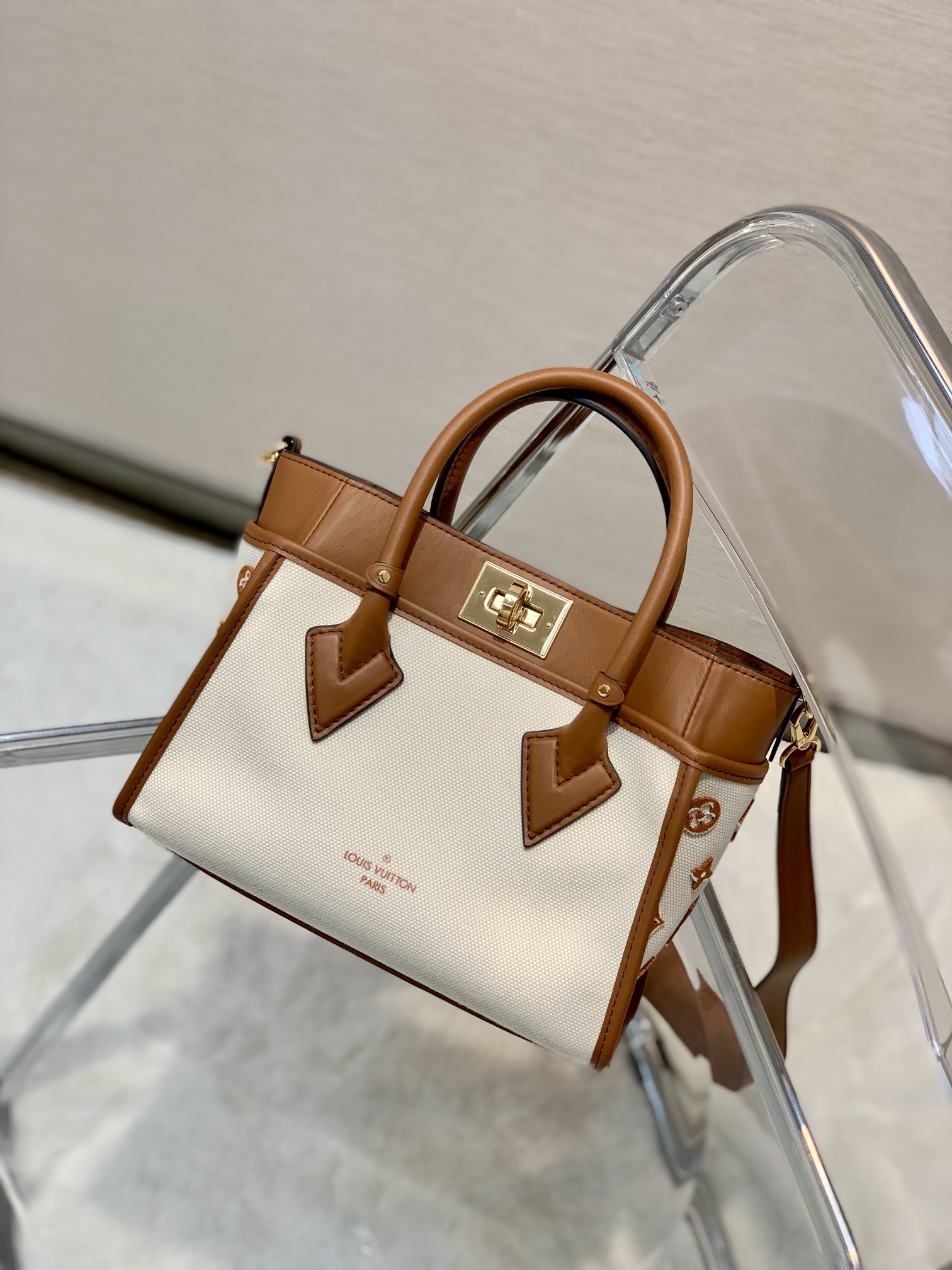 Louis Vuitton On My Side Tote Bag-25*20*12CM