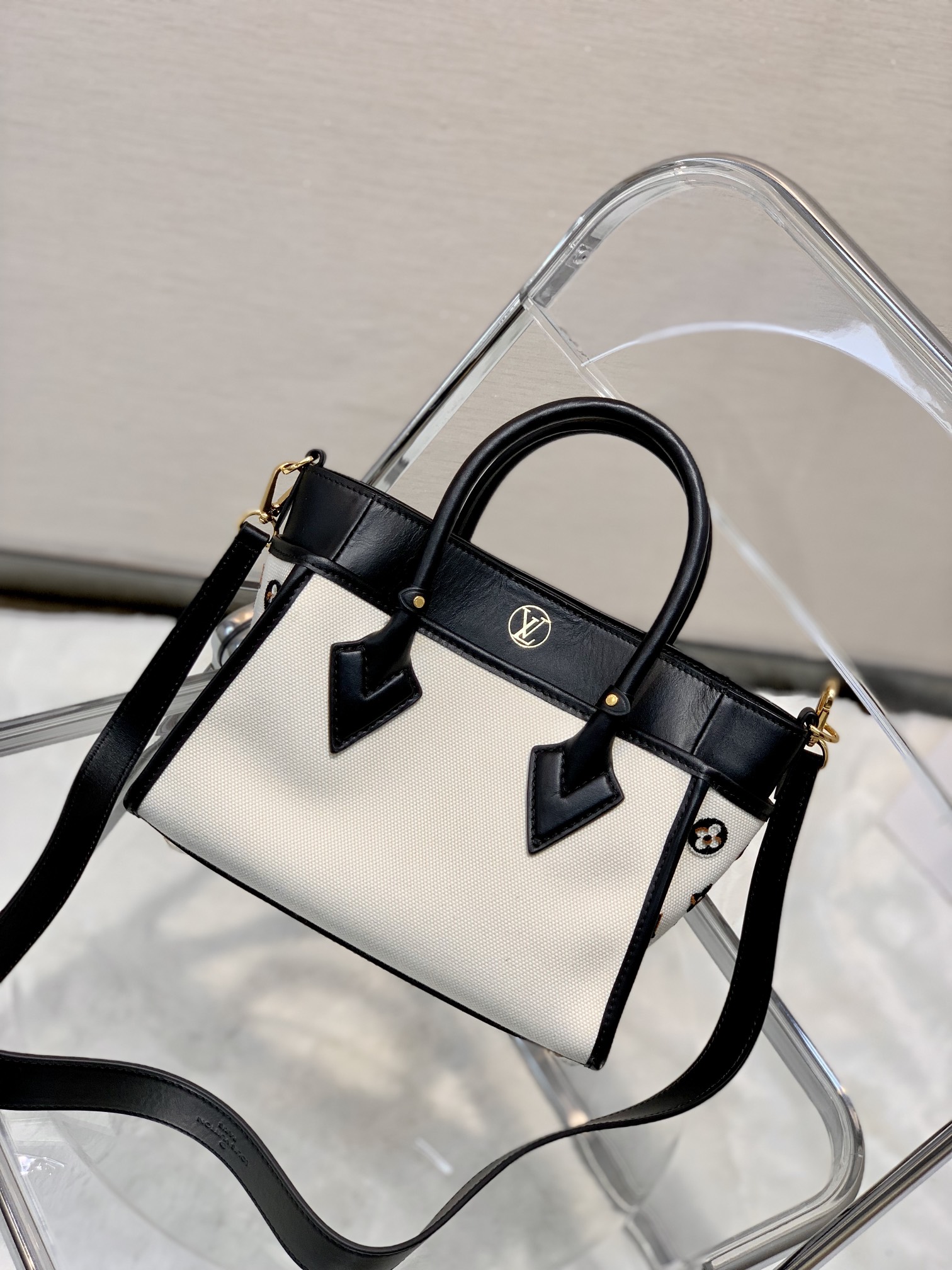 Louis Vuitton On My Side Tote Bag-25*20*12CM Louis Vuitton On My Side Tote Bag-25*20*12CM