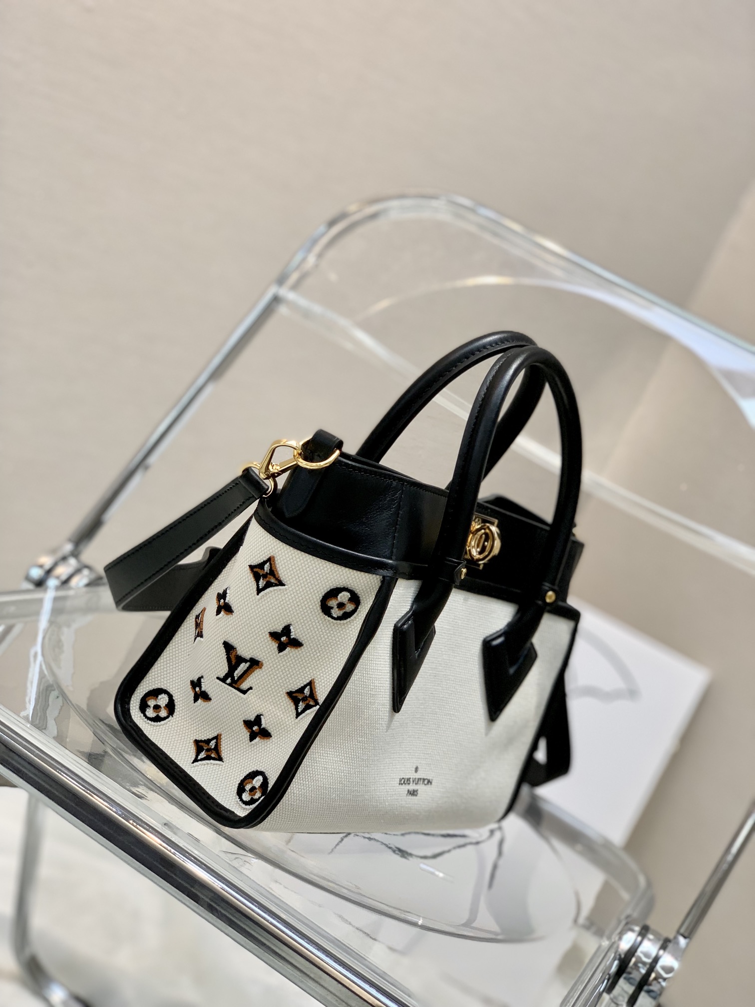 Louis Vuitton On My Side Tote Bag-25*20*12CM
