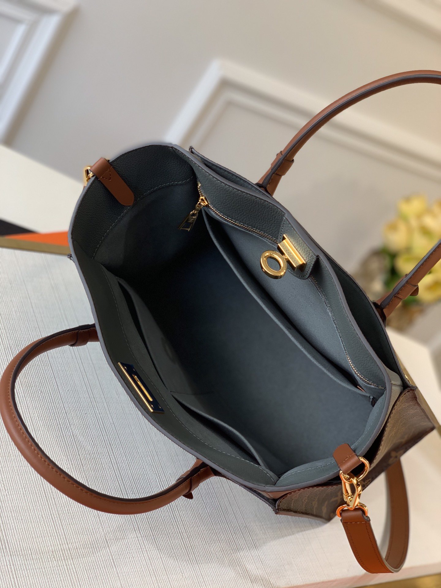 Louis Vuitton On My Side Tote Bag-31*25*14CM