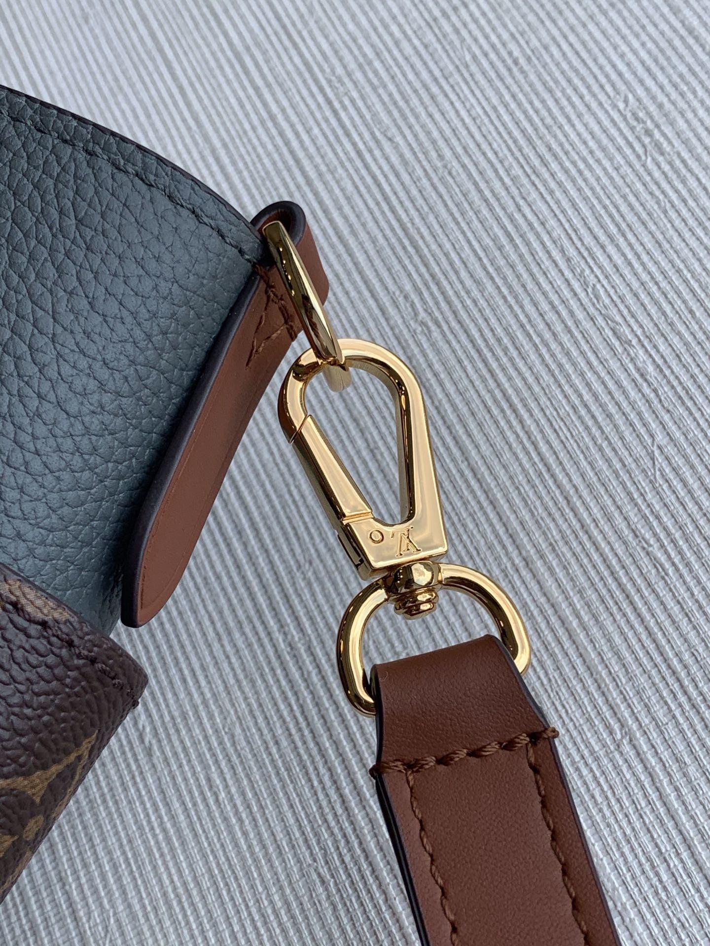 Louis Vuitton On My Side Tote Bag-31*25*14CM Louis Vuitton On My Side Tote Bag-31*25*14CM