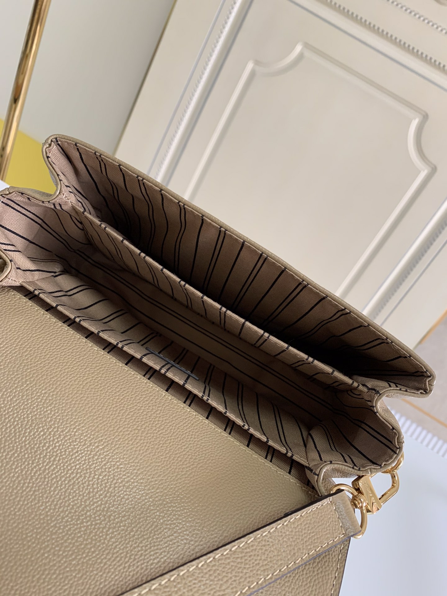 Louis Vuitton Pochette Metis Handbags-25*19*7CM