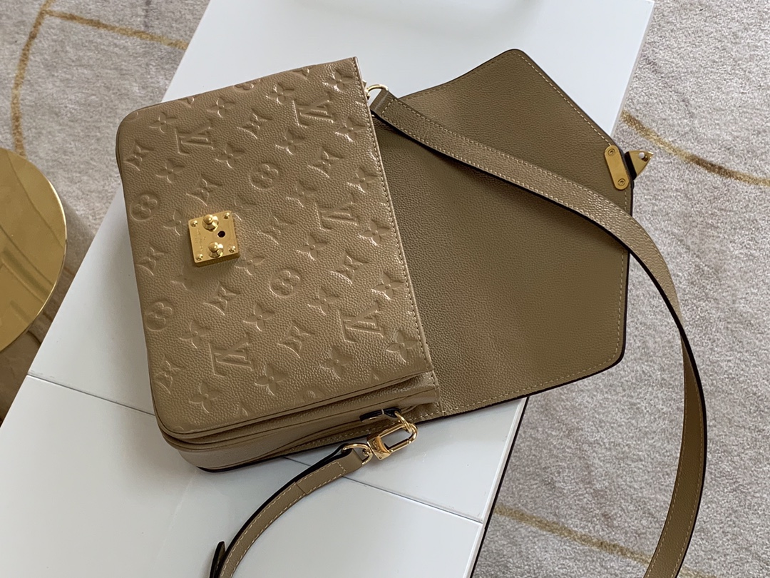 Louis Vuitton Pochette Metis Handbags-25*19*7CM