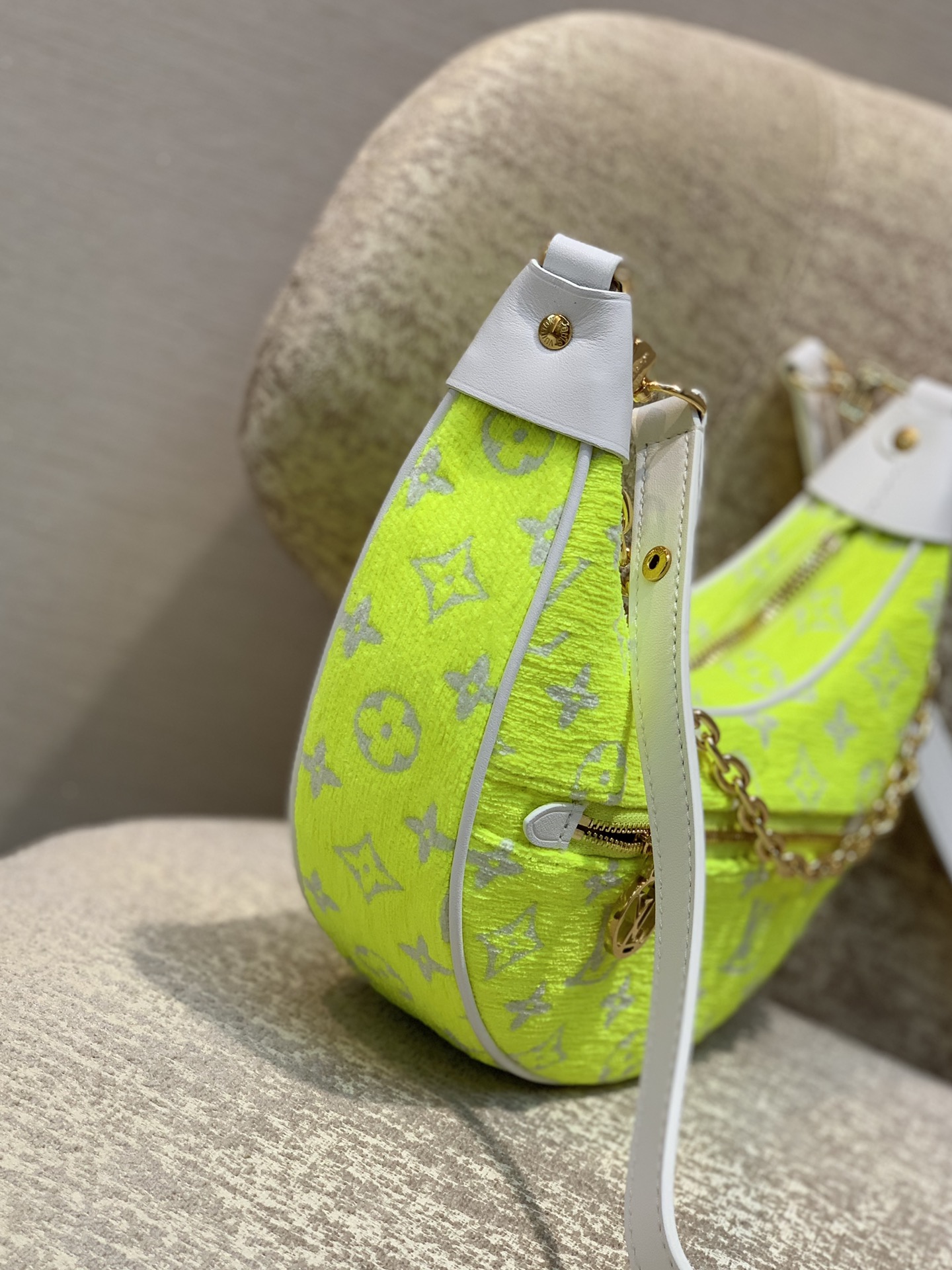 Louis Vuitton Loop Handbags-M810981-23*13*6CM