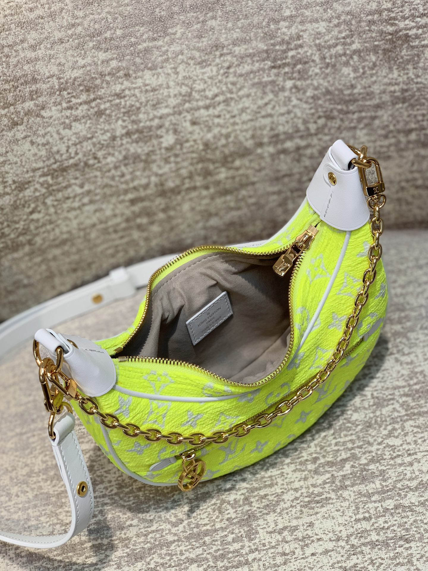 Louis Vuitton Loop Handbags-M810981-23*13*6CM