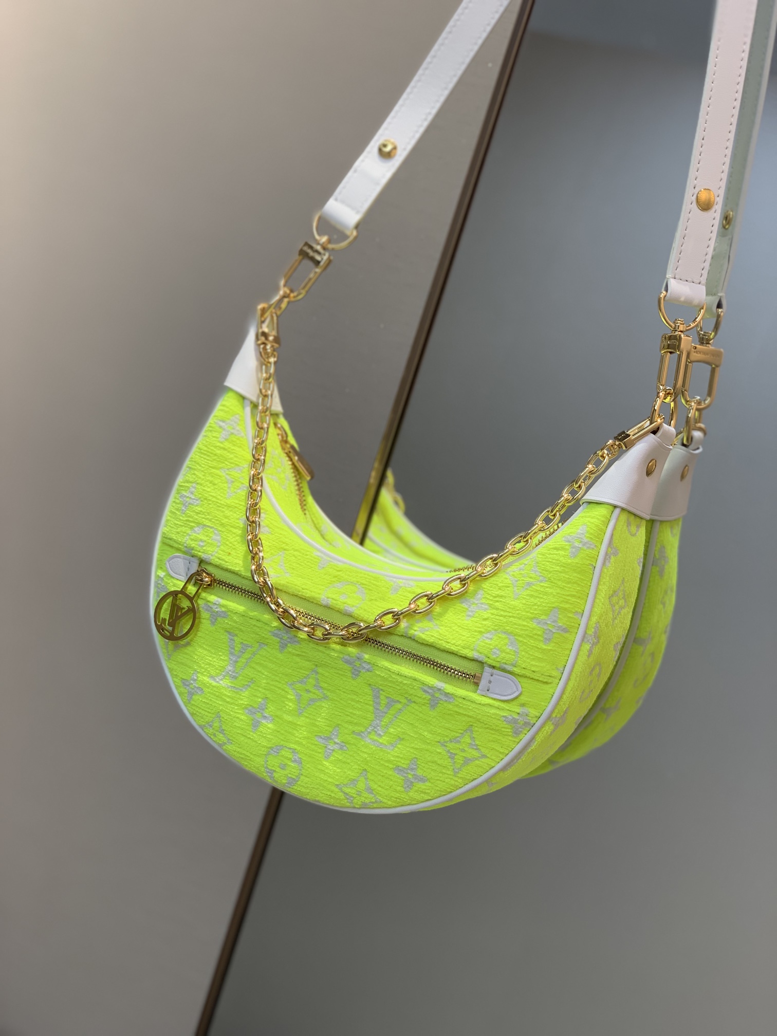 Louis Vuitton Loop Handbags-M810981-23*13*6CM