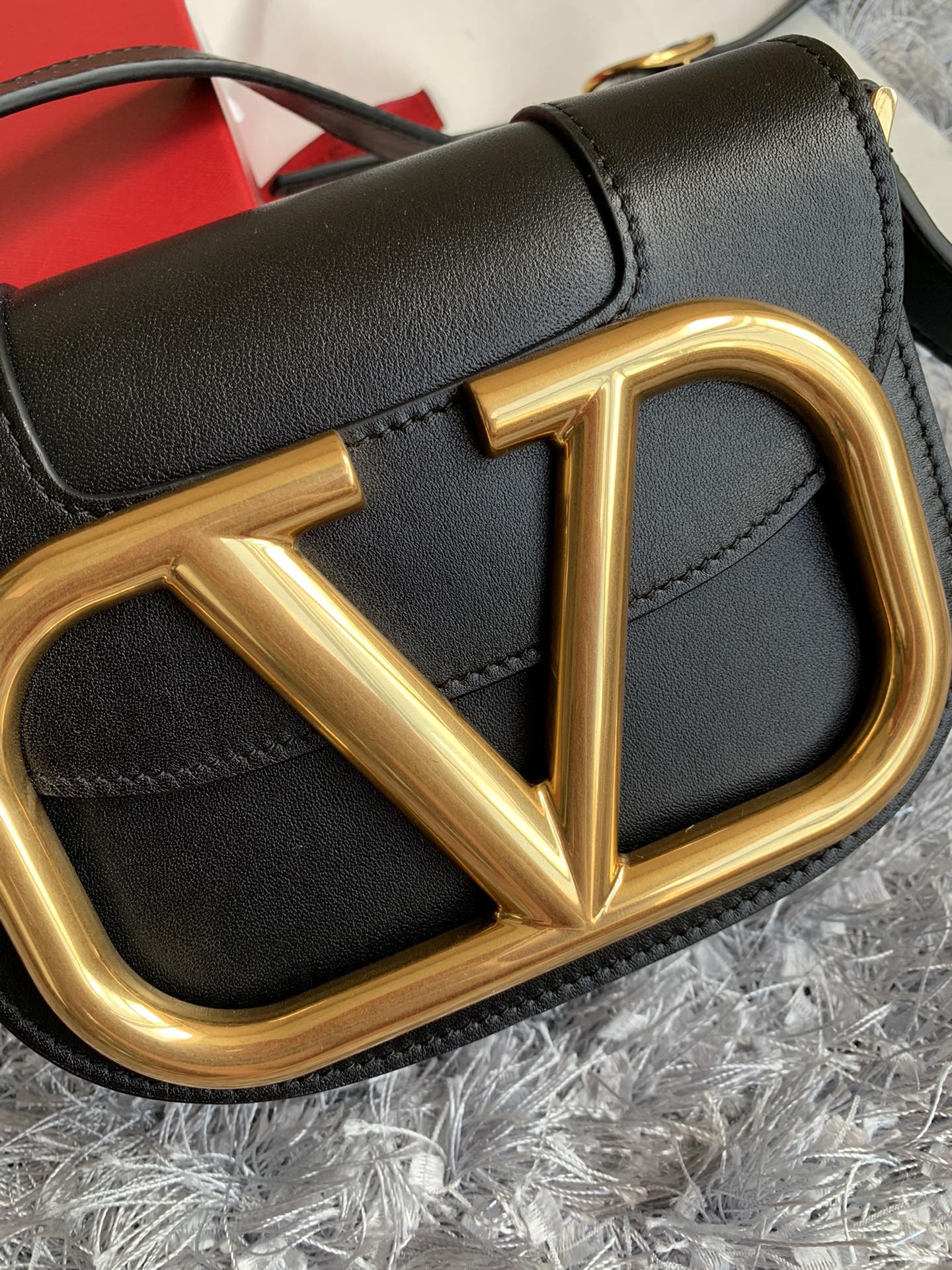 Valentino Garavani Supervee Handbags-18*8*15CM