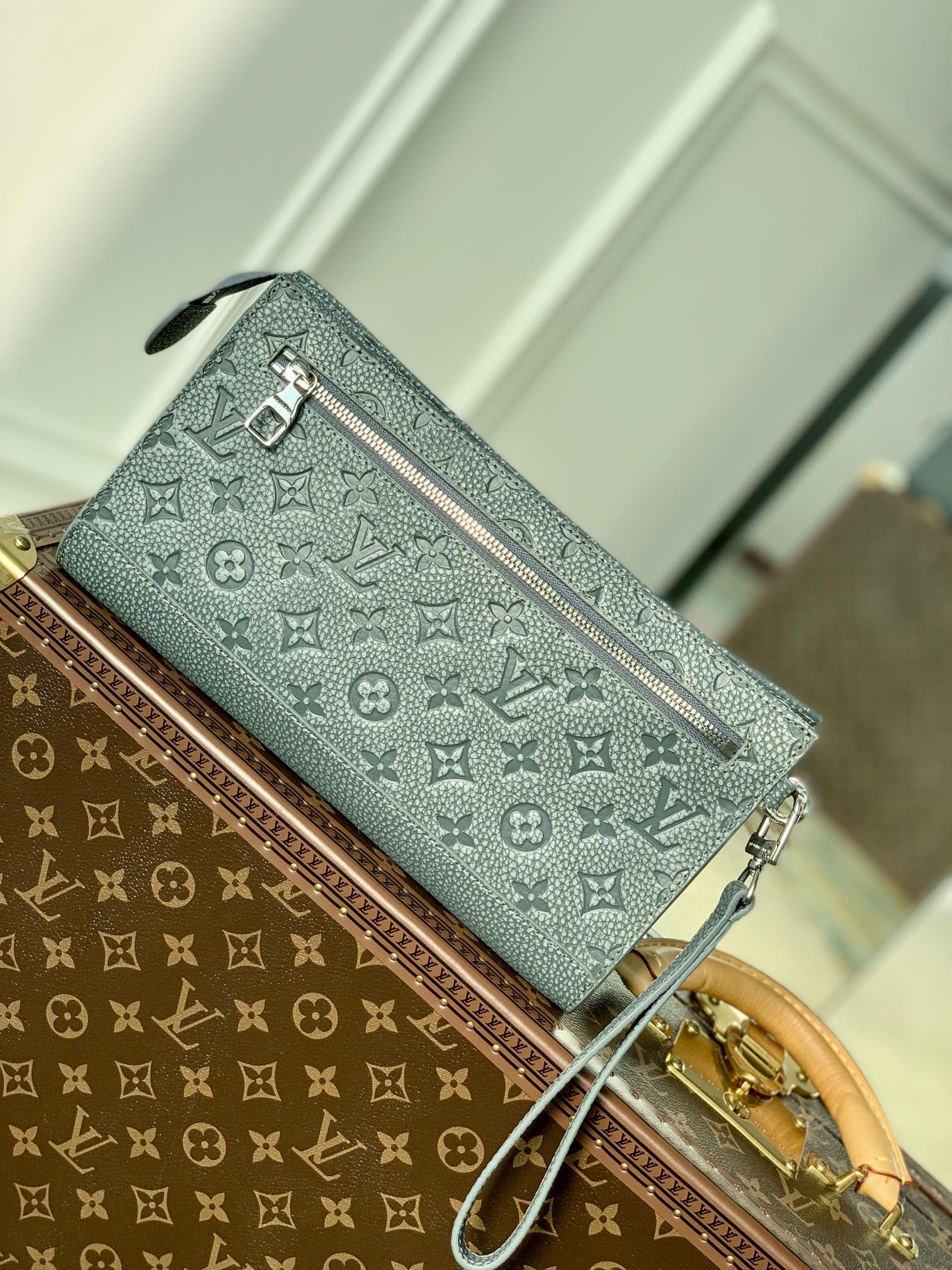 Louis Vuitton M81556 Pouch-29*15*9CM Louis Vuitton M81556 Pouch-29*15*9CM
