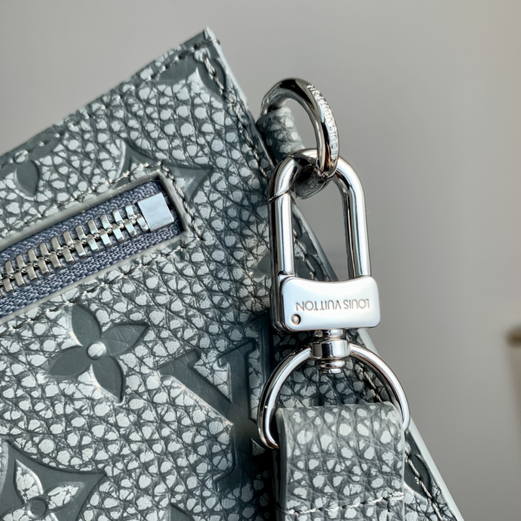 Louis Vuitton M81556 Pouch-29*15*9CM Louis Vuitton M81556 Pouch-29*15*9CM