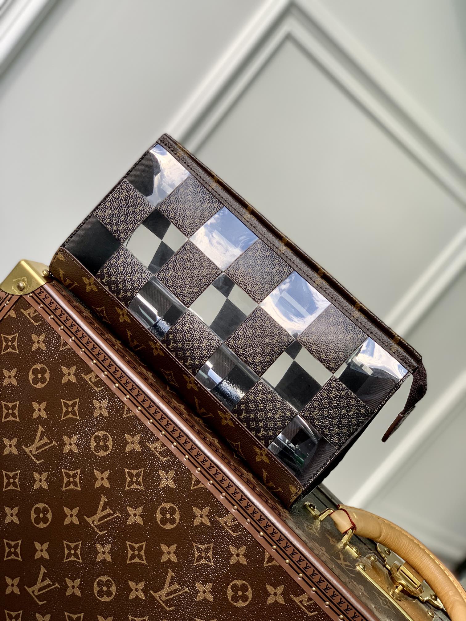 Louis Vuitton Standing Pouch-25*15*9CM Louis Vuitton Standing Pouch-25*15*9CM