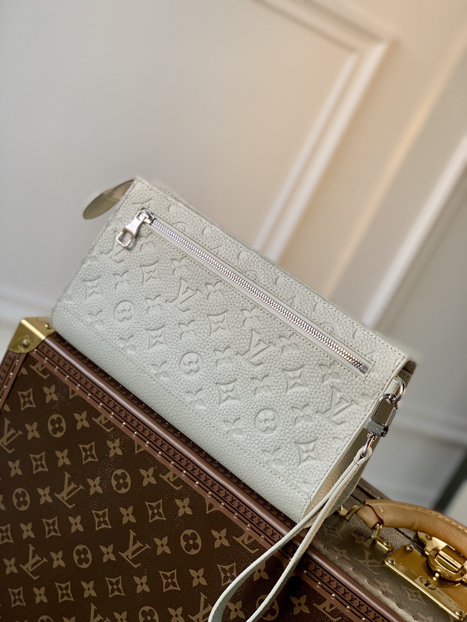 Louis Vuitton M81556 Pouch-29*15*9CM
