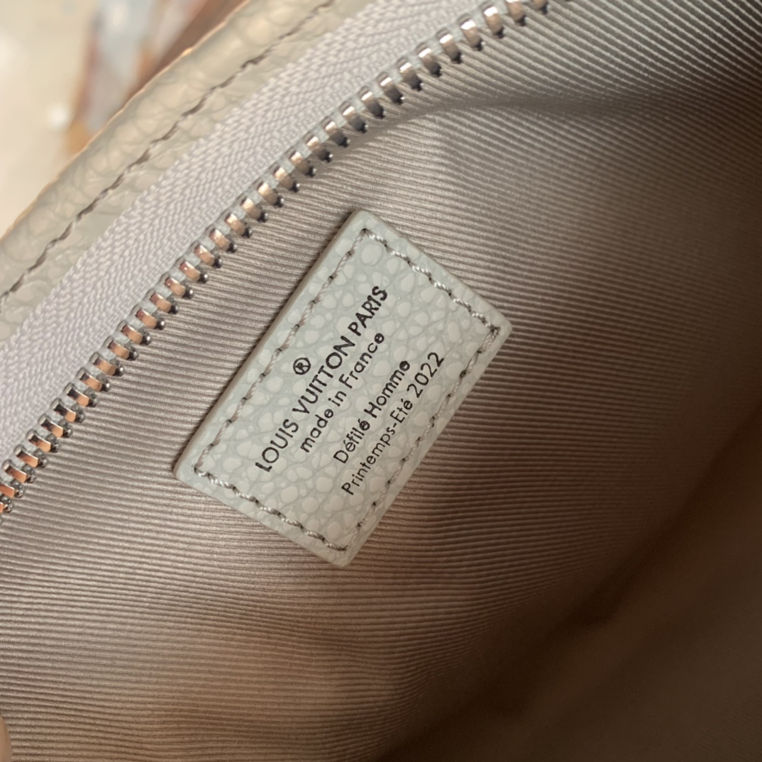 Louis Vuitton M81556 Pouch-29*15*9CM Louis Vuitton M81556 Pouch-29*15*9CM