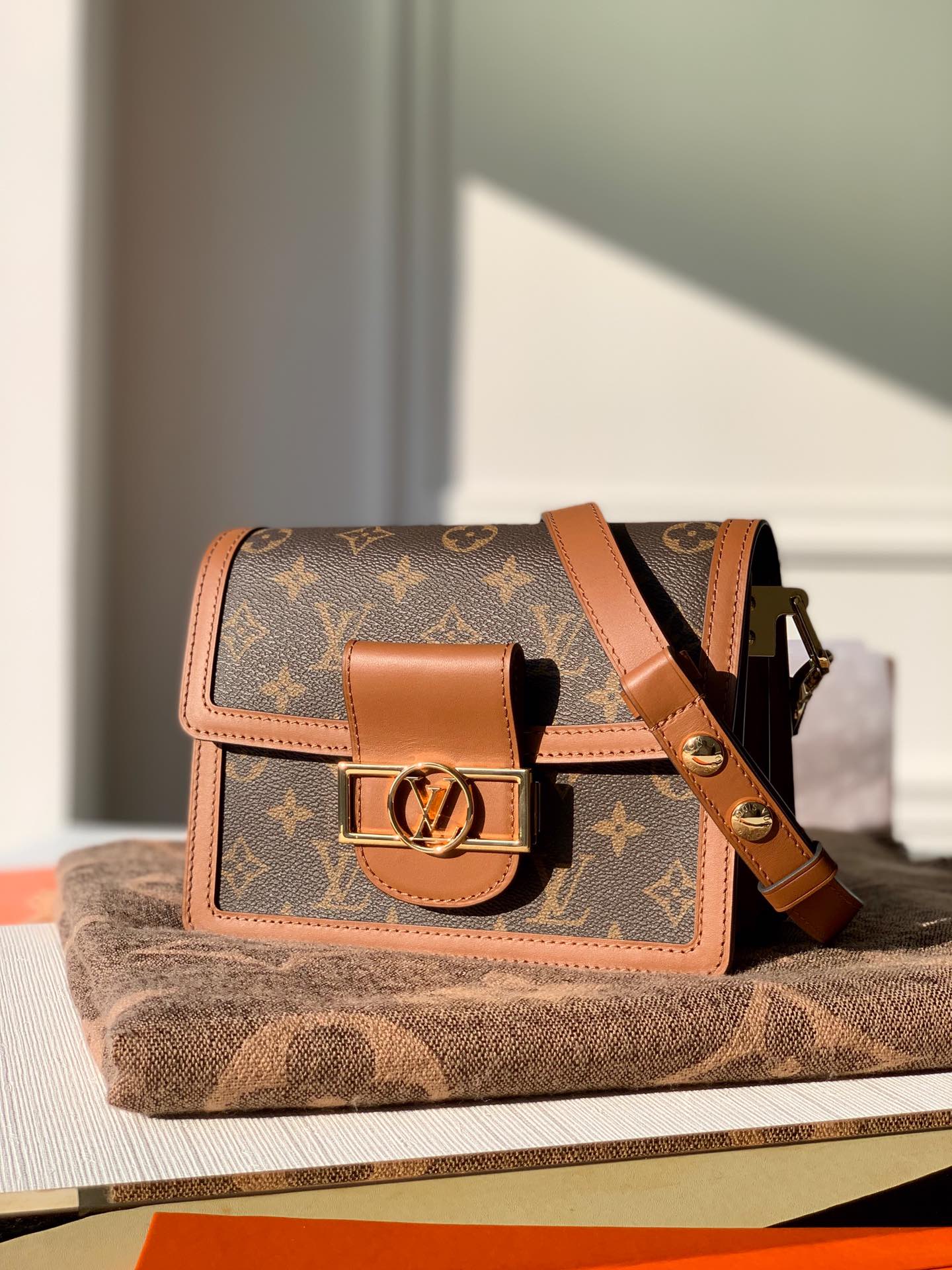 Louis Vuitton Mini Dauphine Bag-20*15*9CM