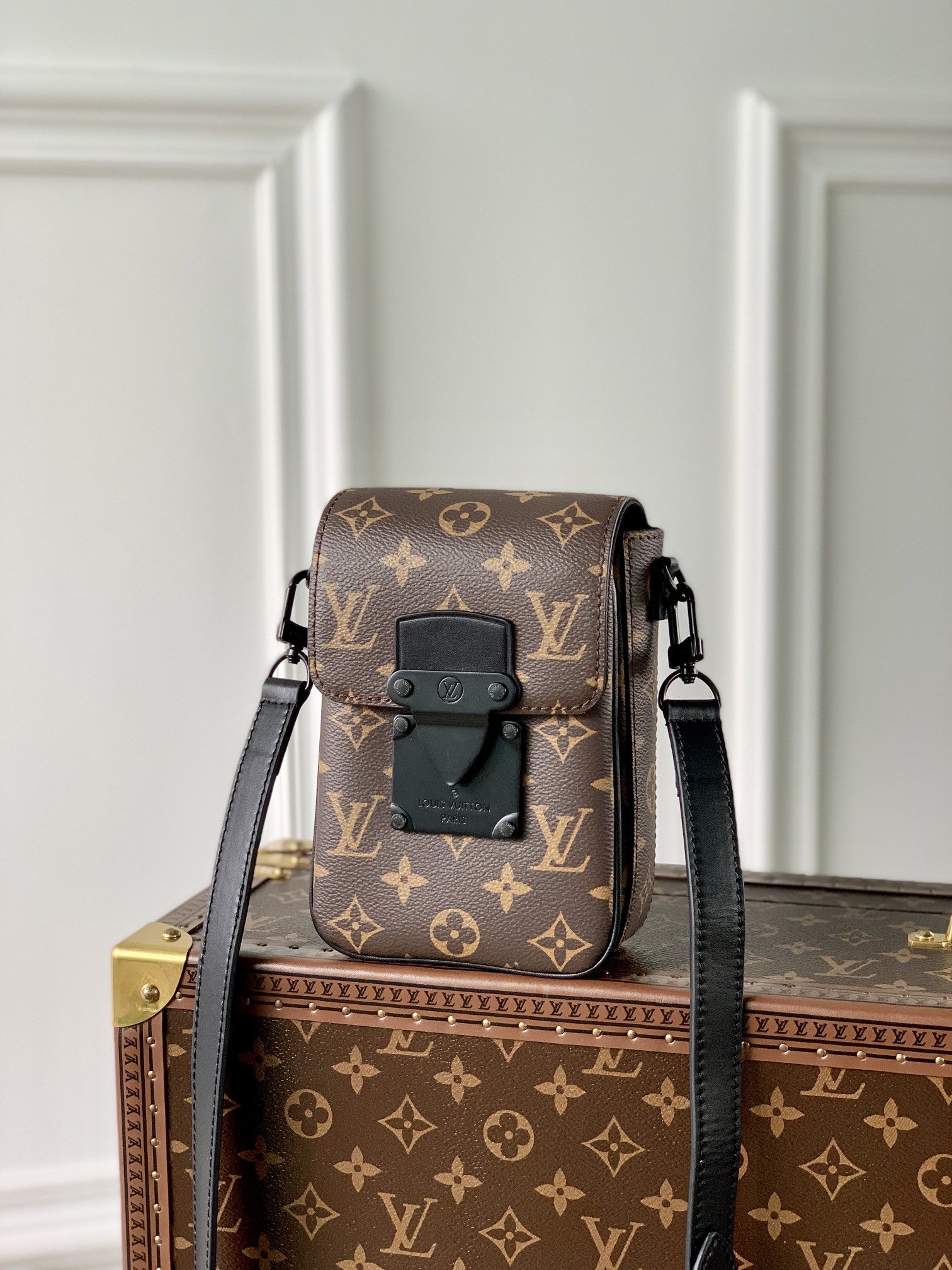 Louis Vuitton S-Lock Vertical Wearable Handbag-12*19*7CM