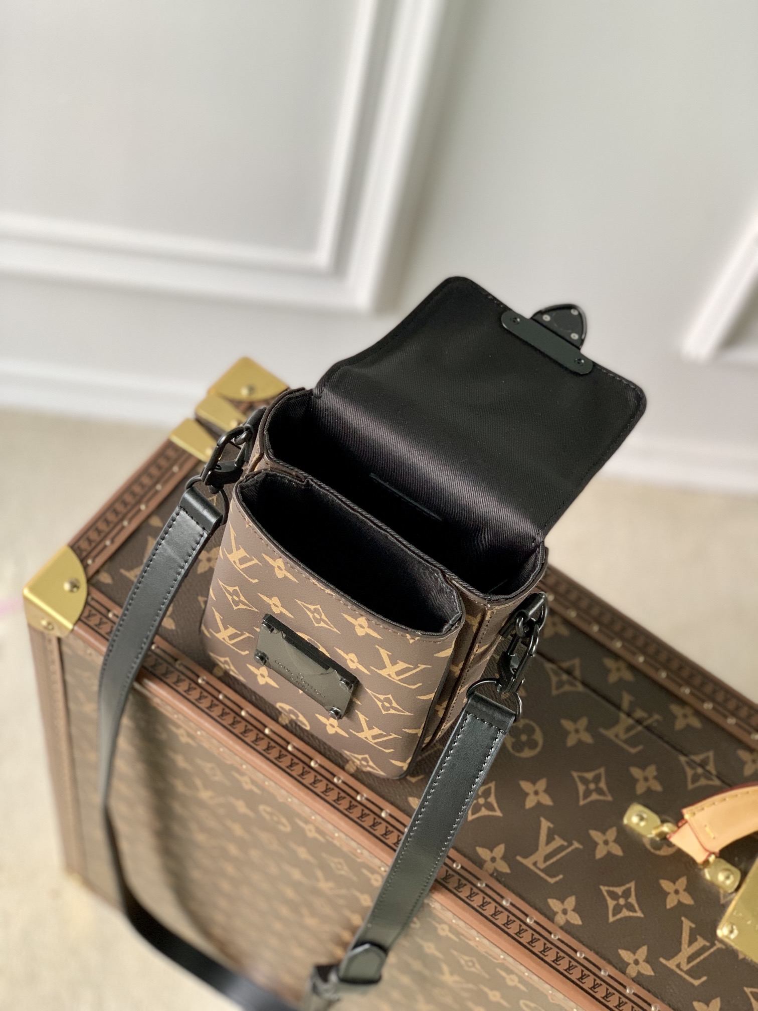 Louis Vuitton S-Lock Vertical Wearable Handbag-12*19*7CM Louis Vuitton S-Lock Vertical Wearable Handbag-12*19*7CM